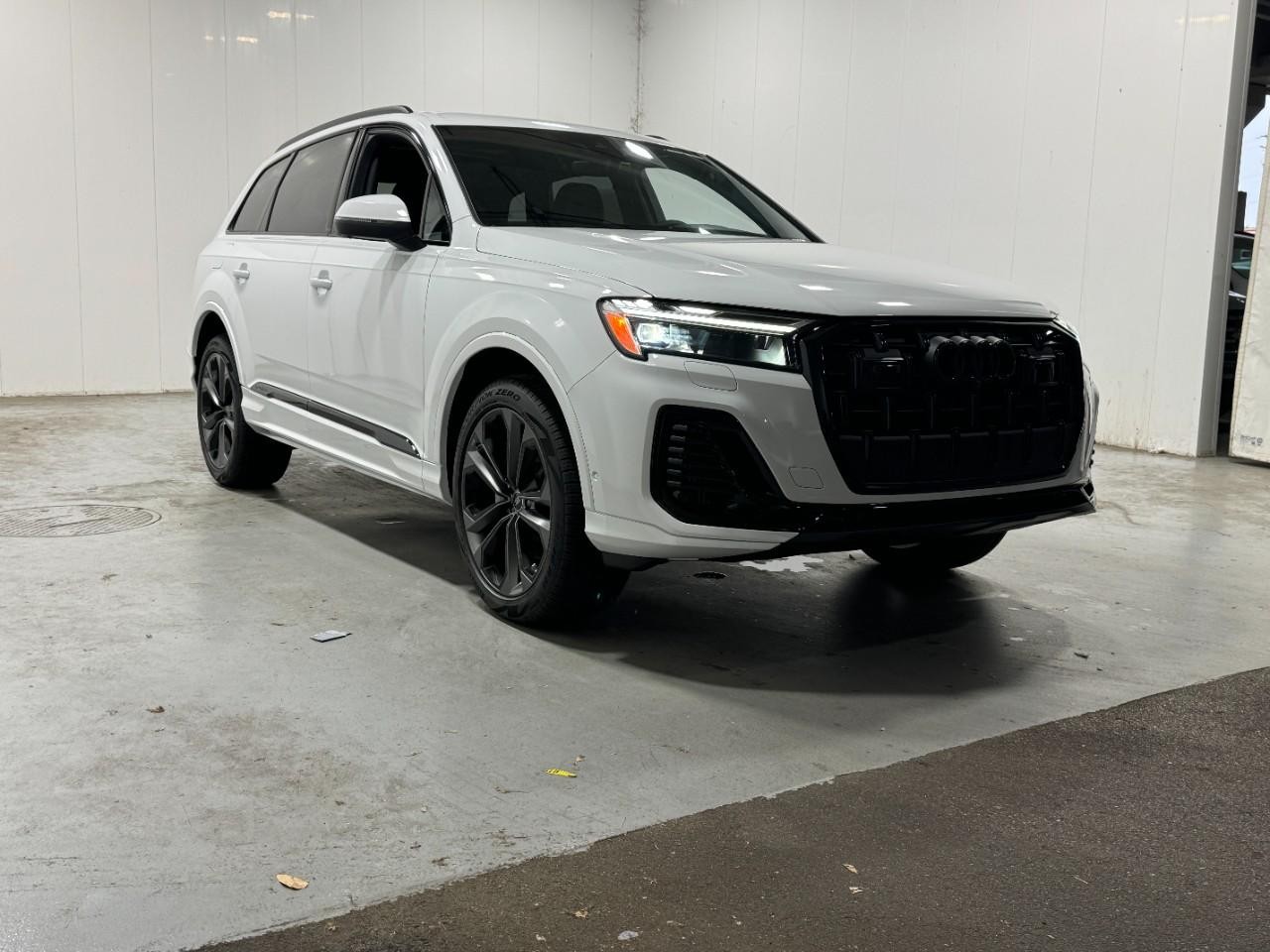 Audi Q7 Vehicle Full-screen Gallery Image 6