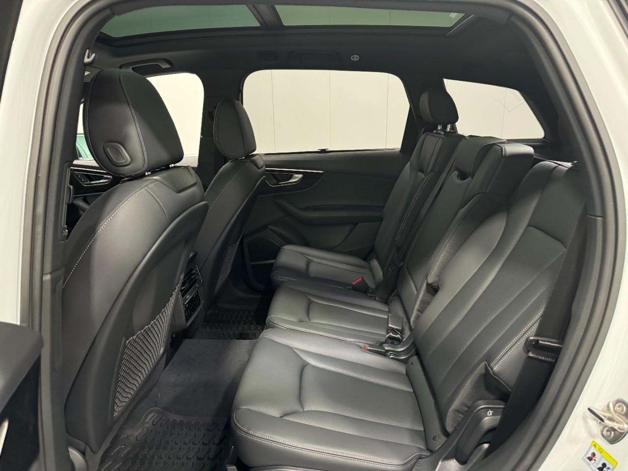 Audi Q7 Vehicle Full-screen Gallery Image 8