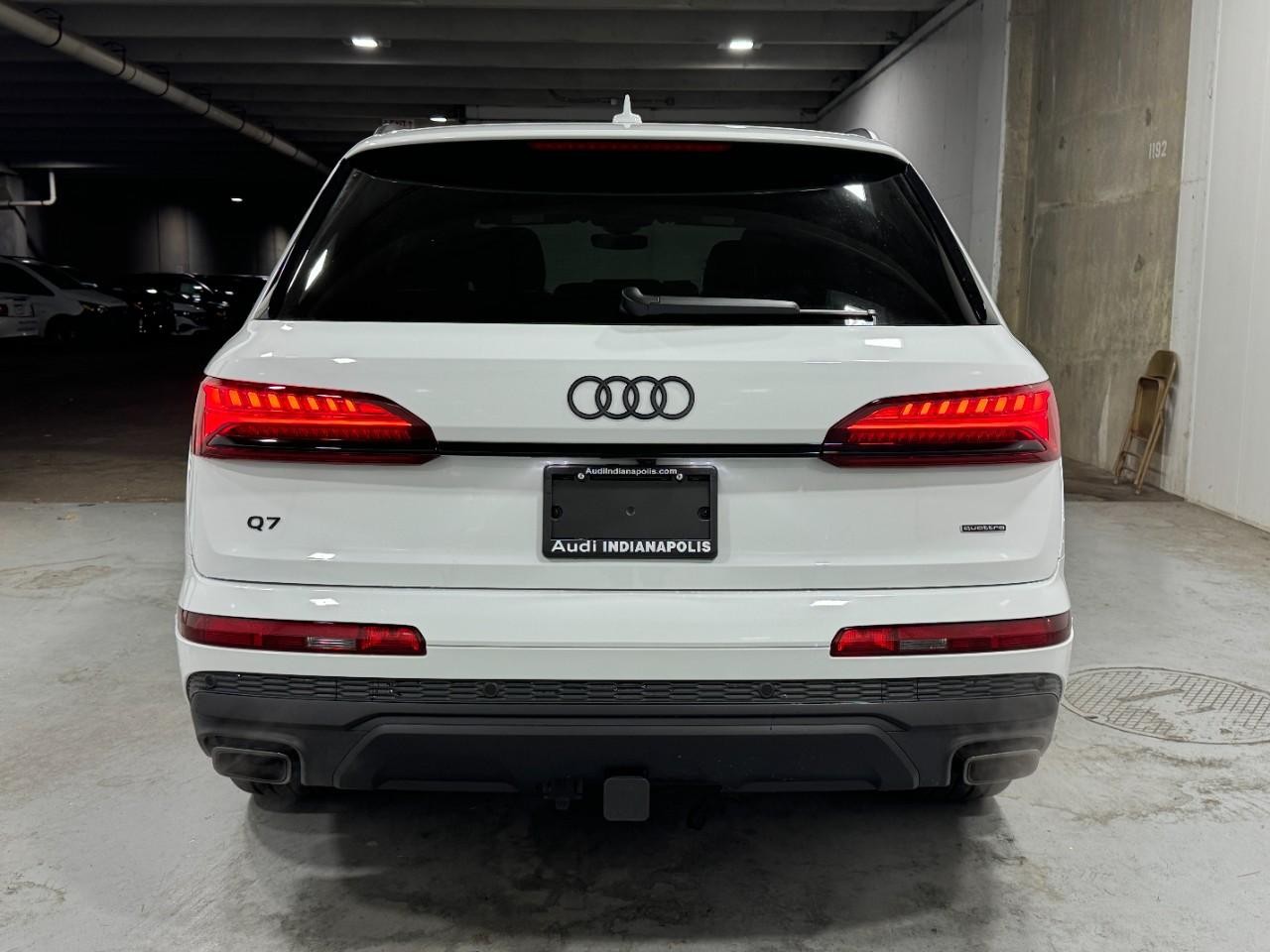 Audi Q7 Vehicle Full-screen Gallery Image 9