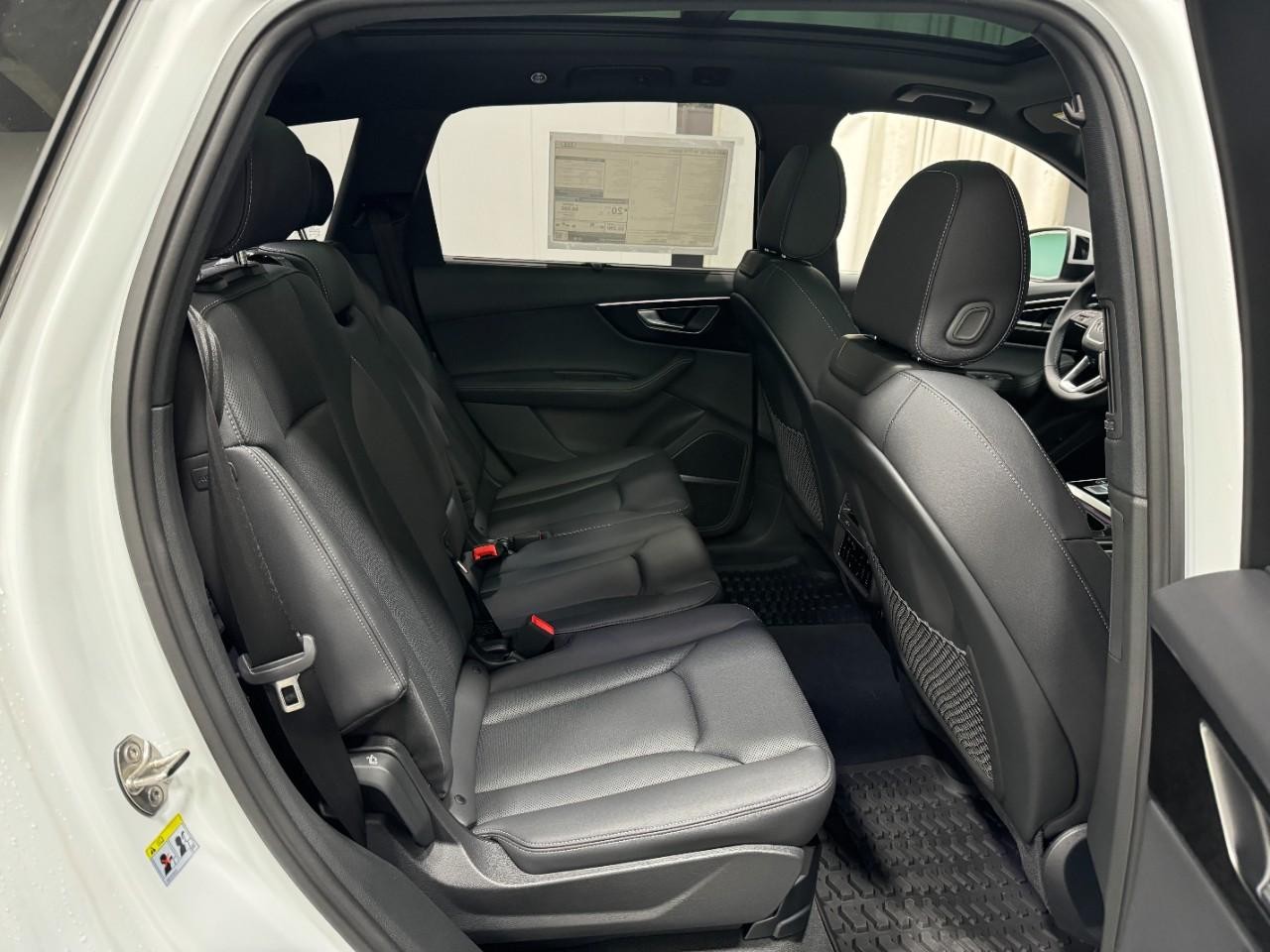 Audi Q7 Vehicle Full-screen Gallery Image 10