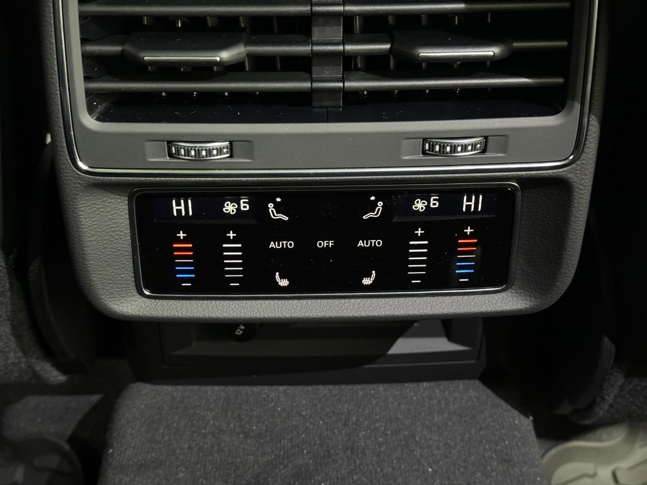 Audi Q7 Vehicle Full-screen Gallery Image 11