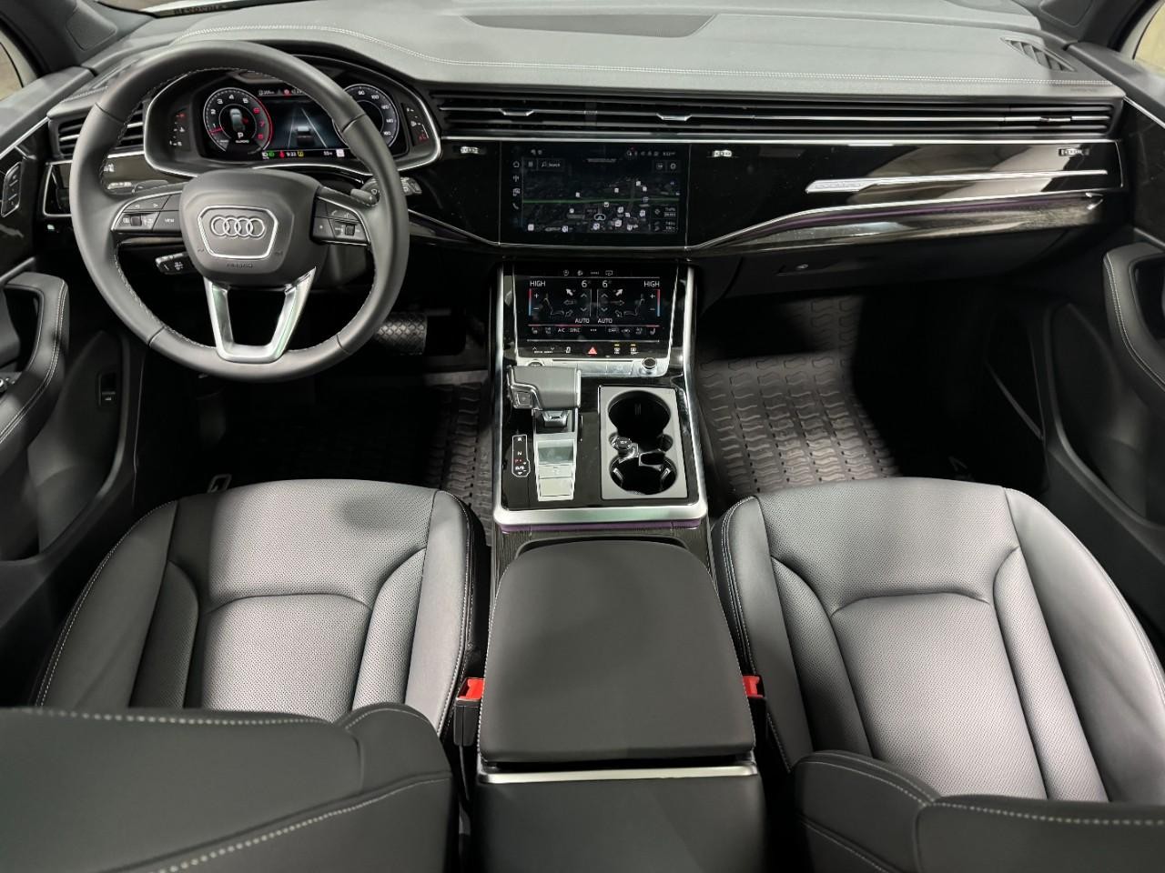 Audi Q7 Vehicle Full-screen Gallery Image 13