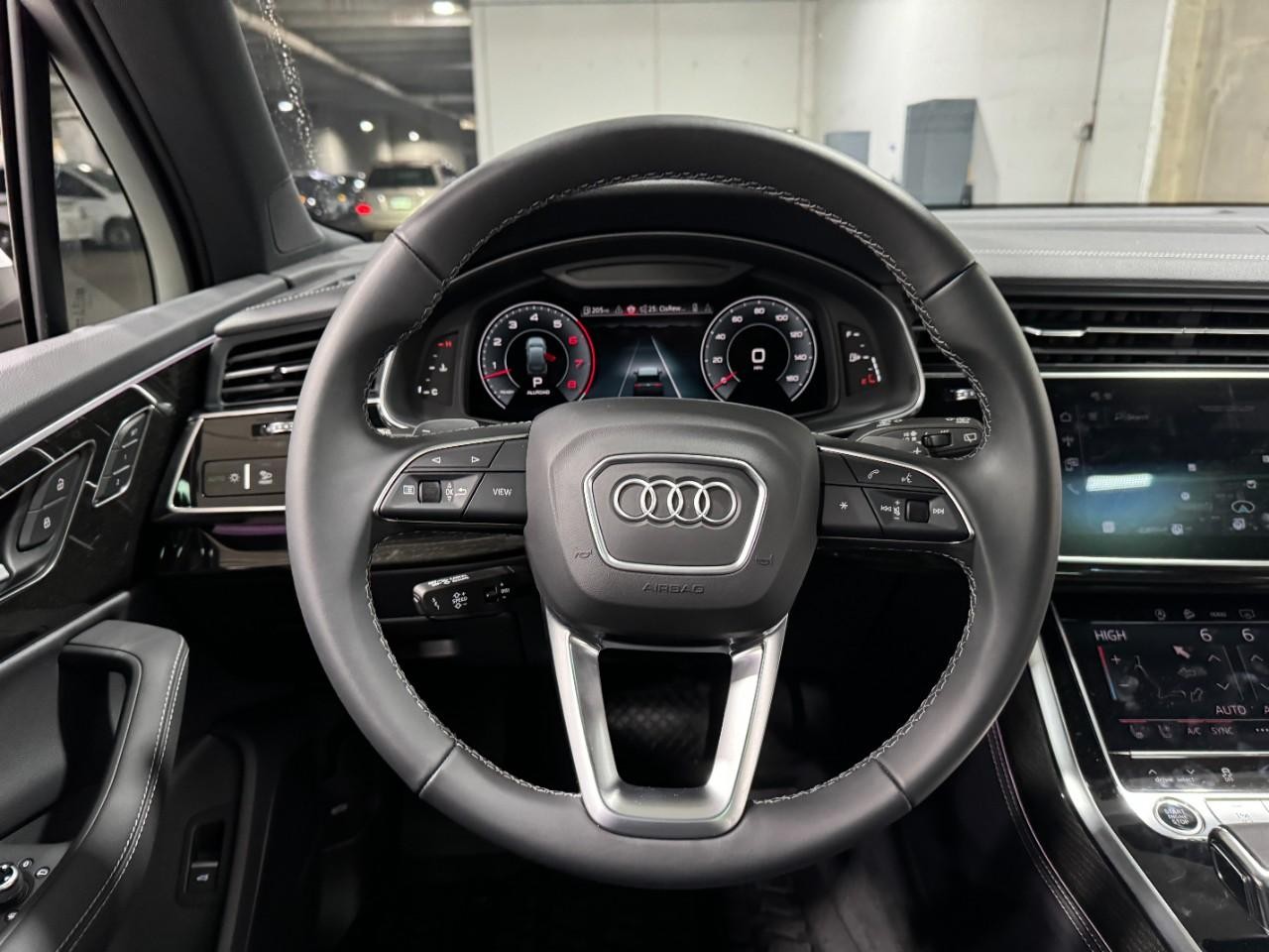 Audi Q7 Vehicle Full-screen Gallery Image 14