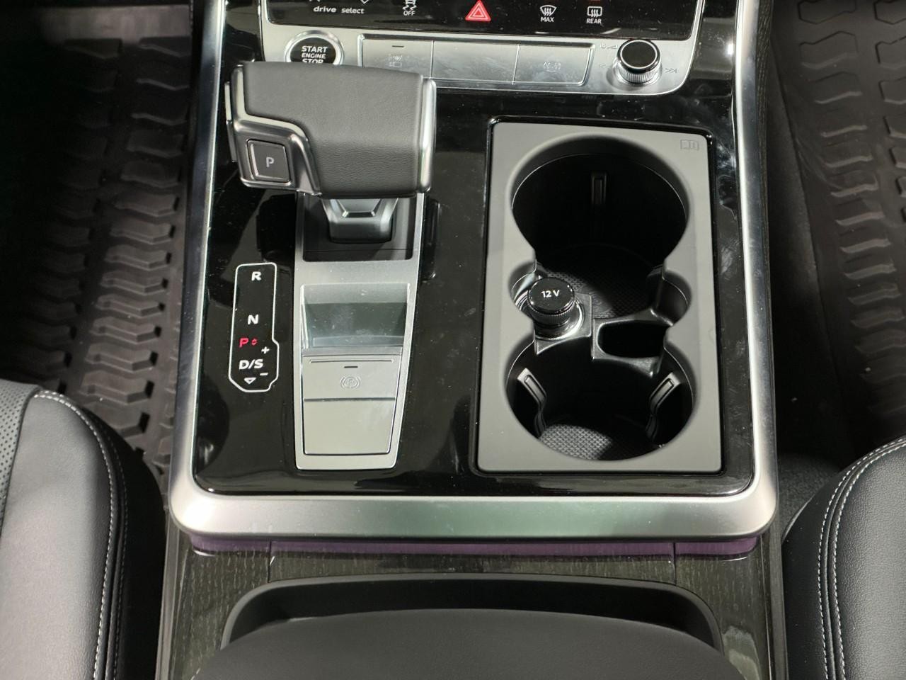 Audi Q7 Vehicle Full-screen Gallery Image 17