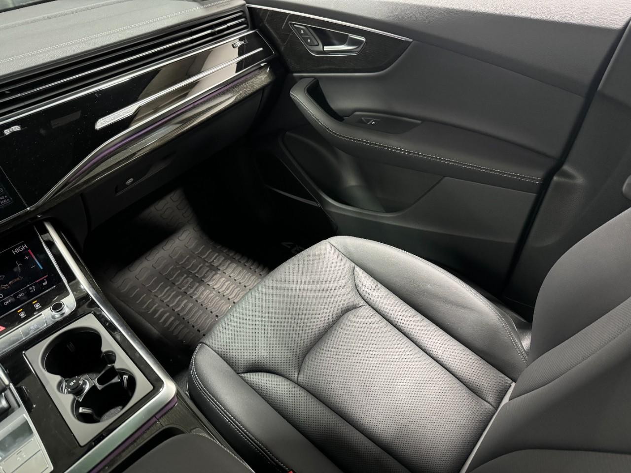 Audi Q7 Vehicle Full-screen Gallery Image 18