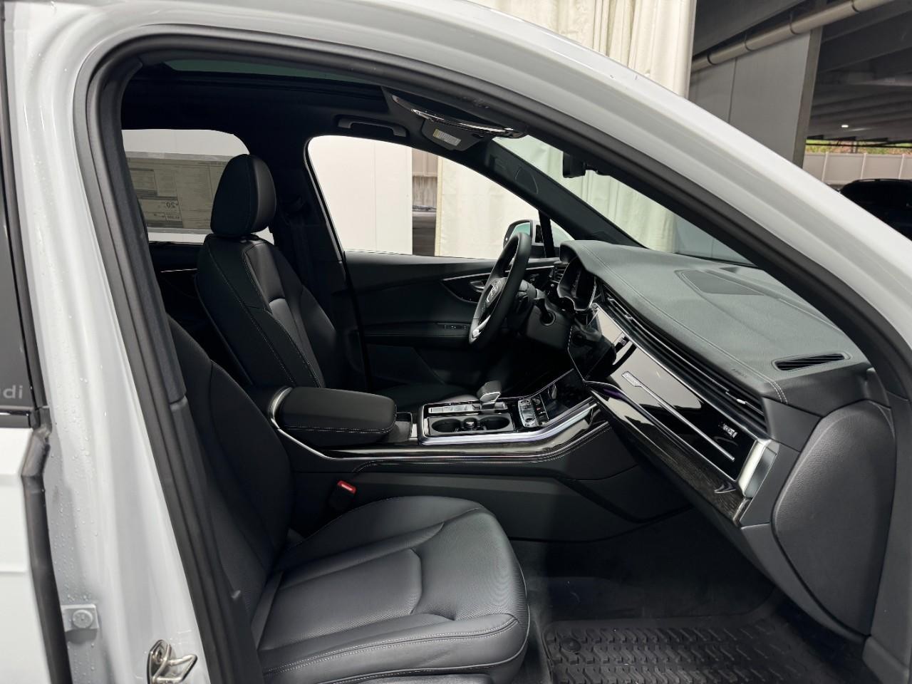 Audi Q7 Vehicle Full-screen Gallery Image 19