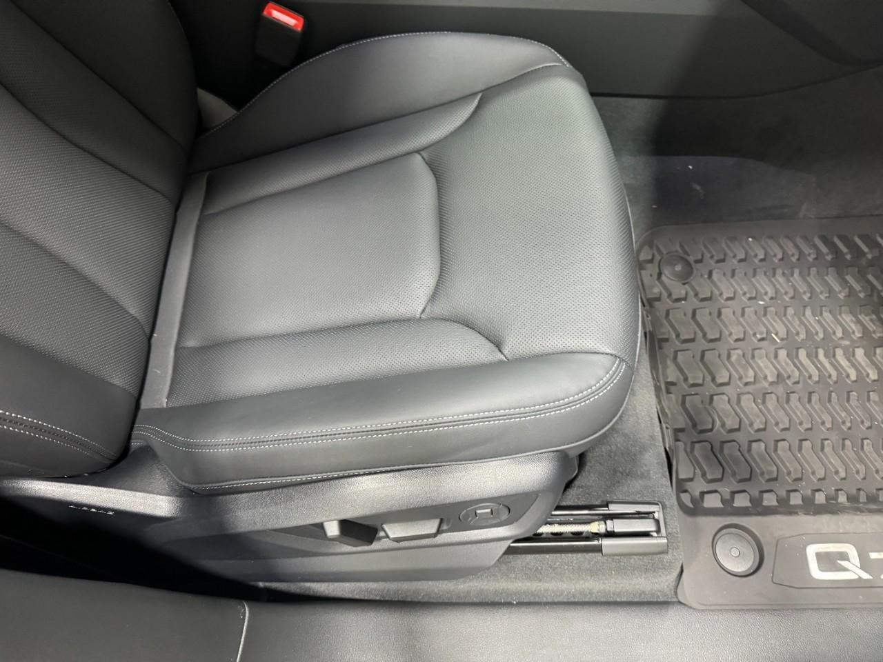 Audi Q7 Vehicle Full-screen Gallery Image 20