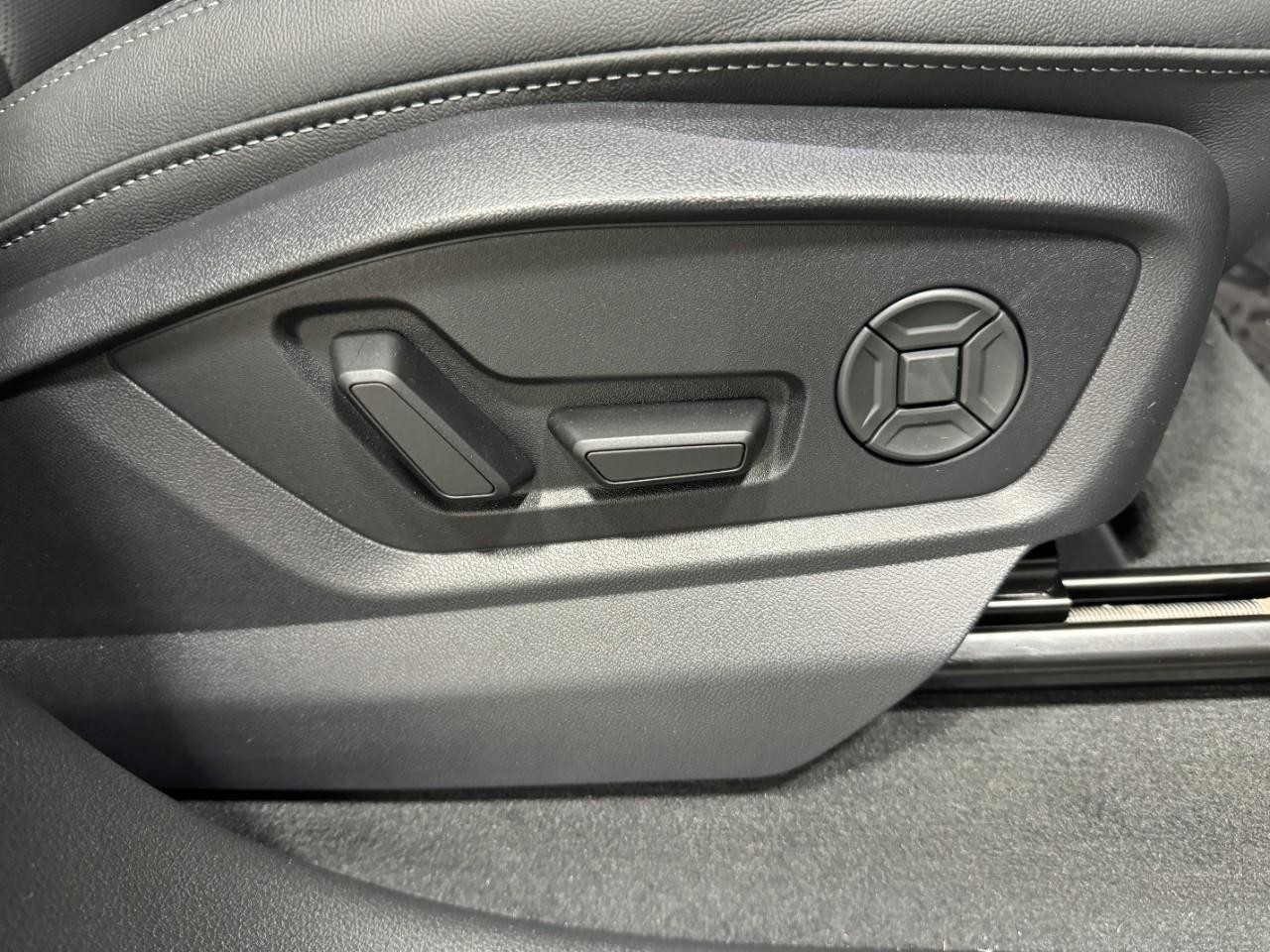 Audi Q7 Vehicle Full-screen Gallery Image 21