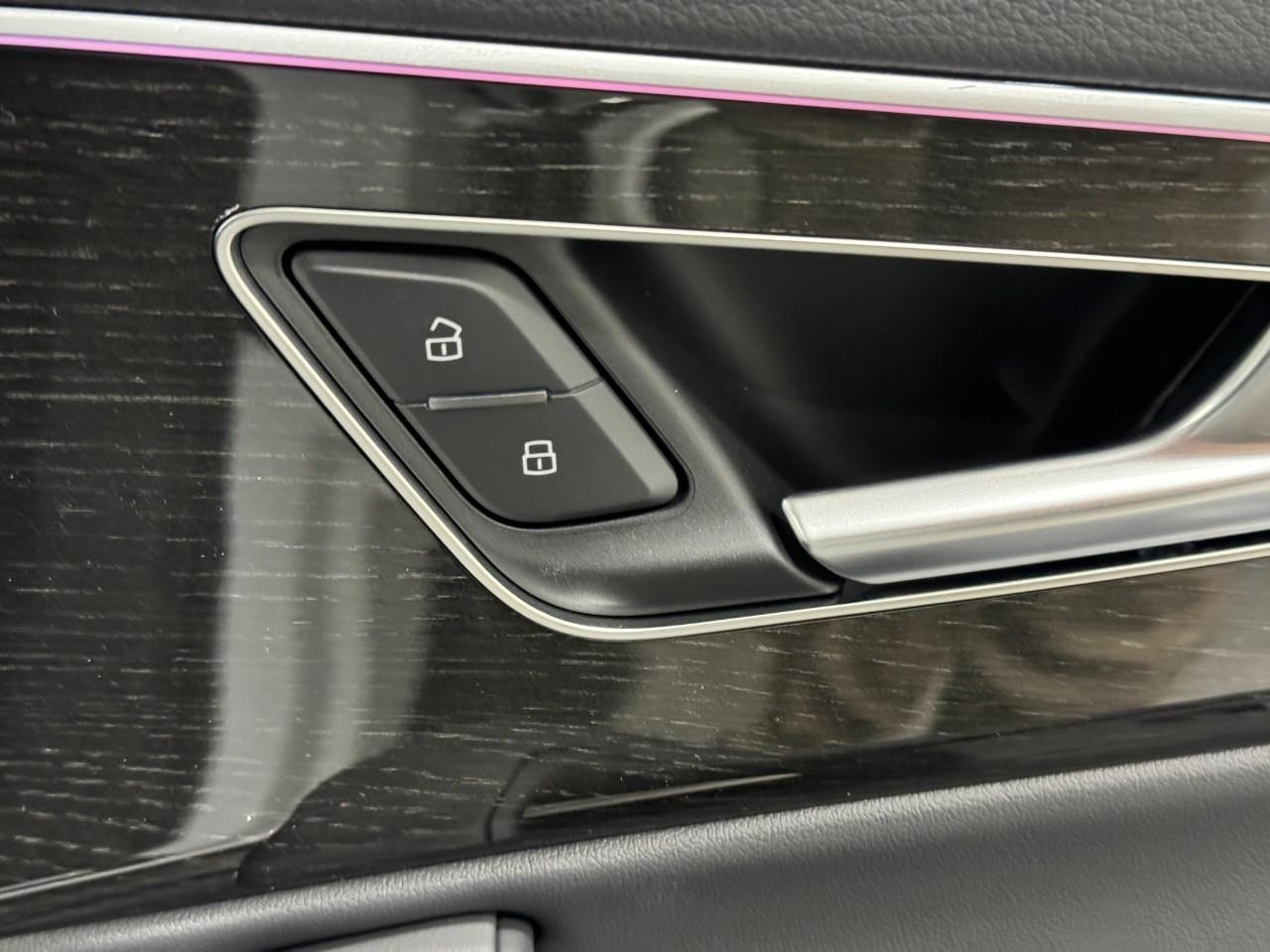 Audi Q7 Vehicle Full-screen Gallery Image 22