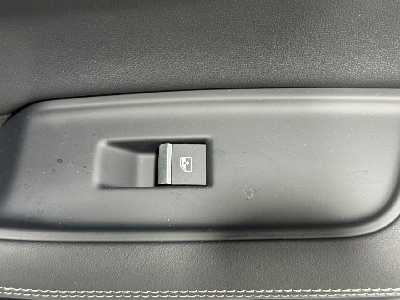 Audi Q7 Vehicle Full-screen Gallery Image 23