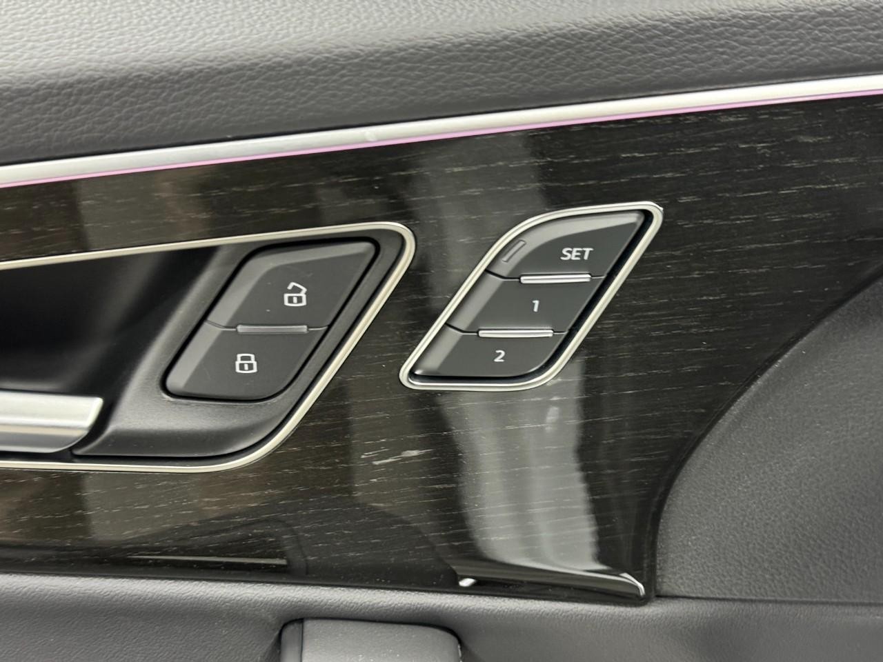 Audi Q7 Vehicle Full-screen Gallery Image 24