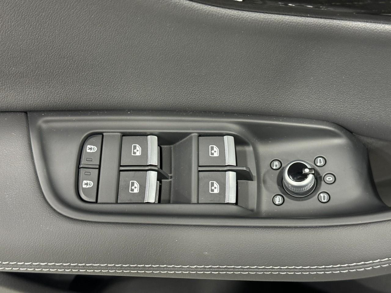 Audi Q7 Vehicle Full-screen Gallery Image 25