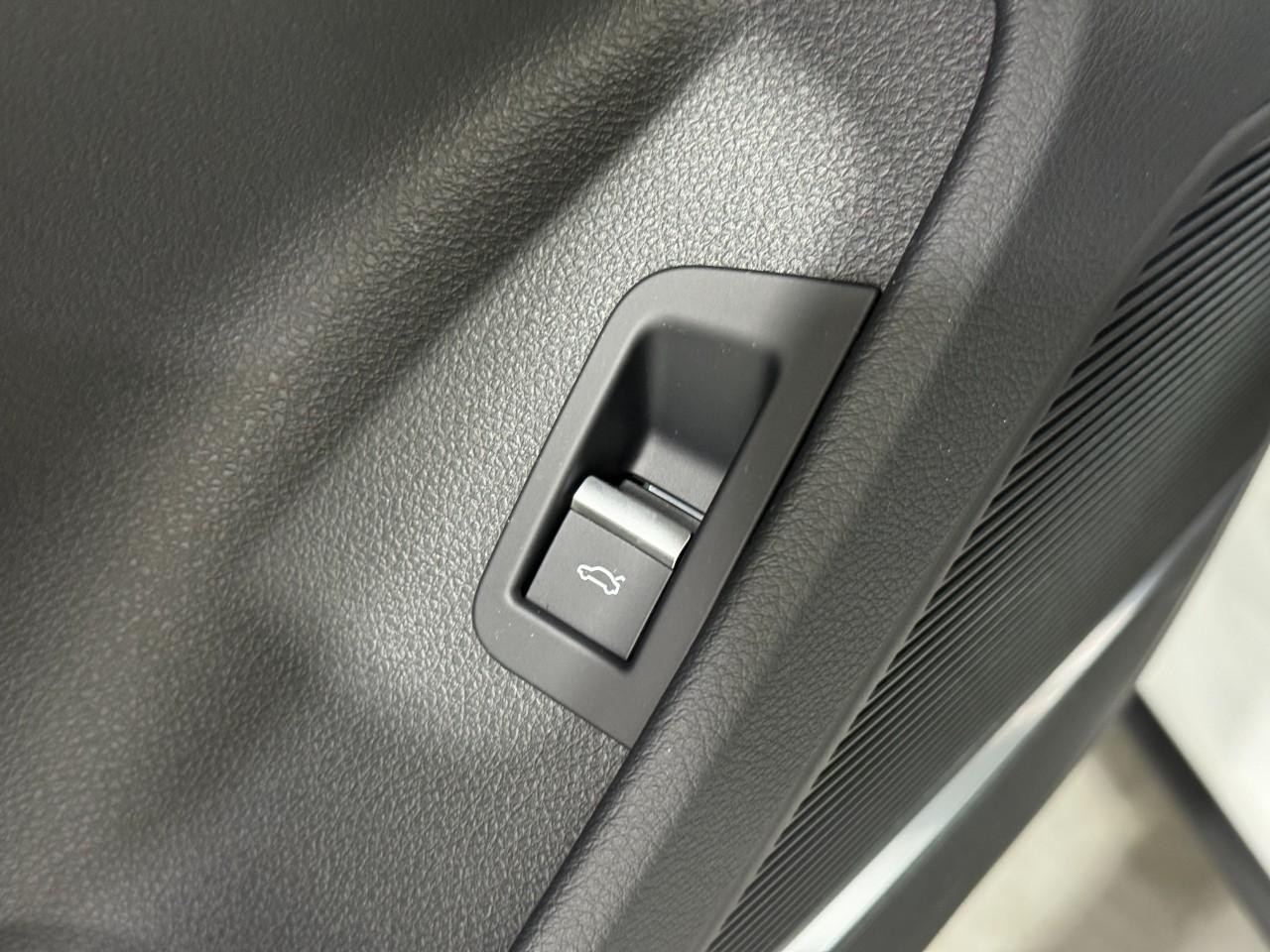 Audi Q7 Vehicle Full-screen Gallery Image 26