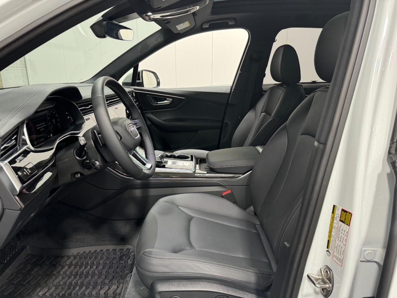 Audi Q7 Vehicle Full-screen Gallery Image 28