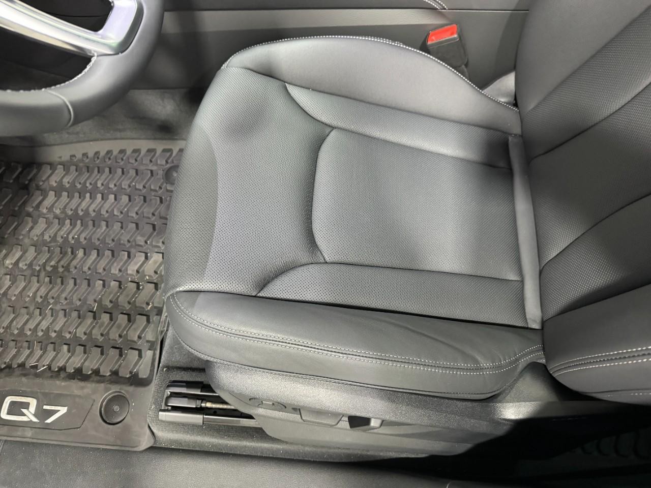 Audi Q7 Vehicle Full-screen Gallery Image 29