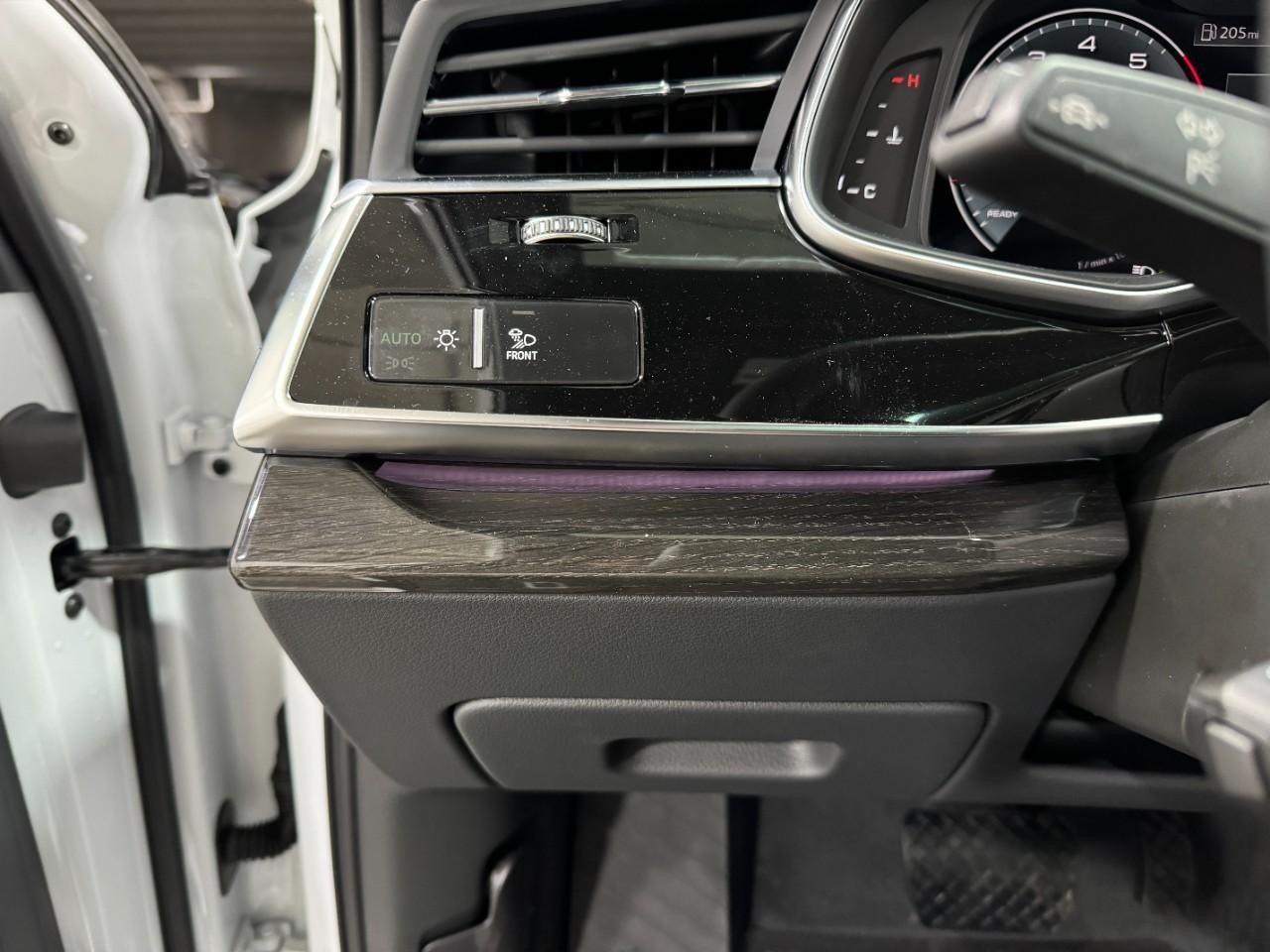 Audi Q7 Vehicle Full-screen Gallery Image 31