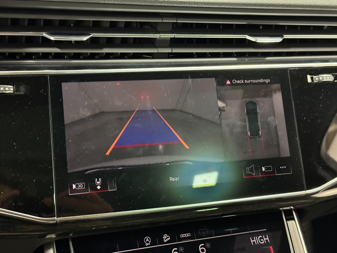 Audi Q7 Vehicle Full-screen Gallery Image 36