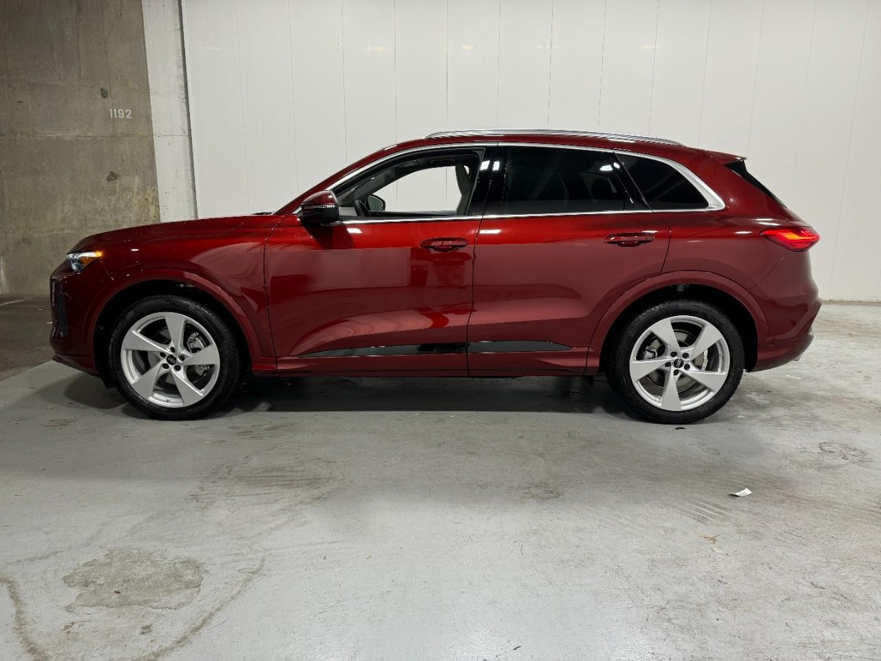 Audi Q5 Vehicle Full-screen Gallery Image 2