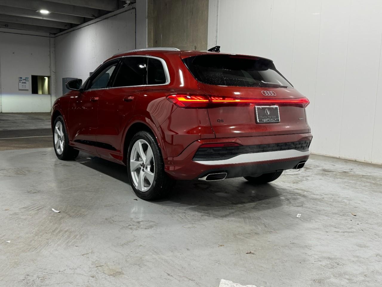Audi Q5 Vehicle Full-screen Gallery Image 3