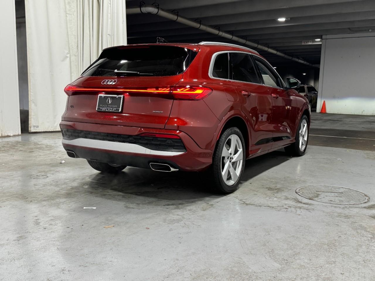 Audi Q5 Vehicle Full-screen Gallery Image 4
