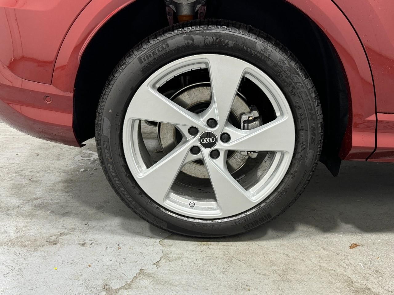 Audi Q5 Vehicle Full-screen Gallery Image 5