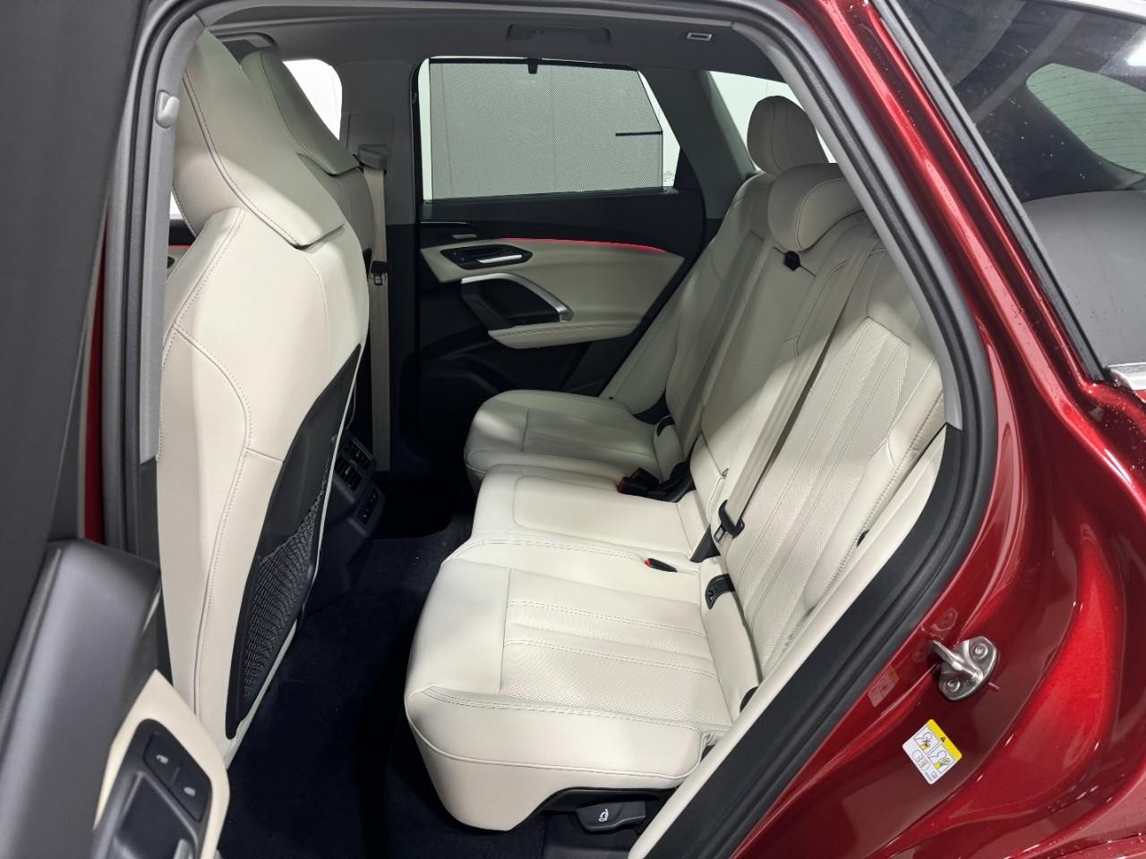 Audi Q5 Vehicle Full-screen Gallery Image 8