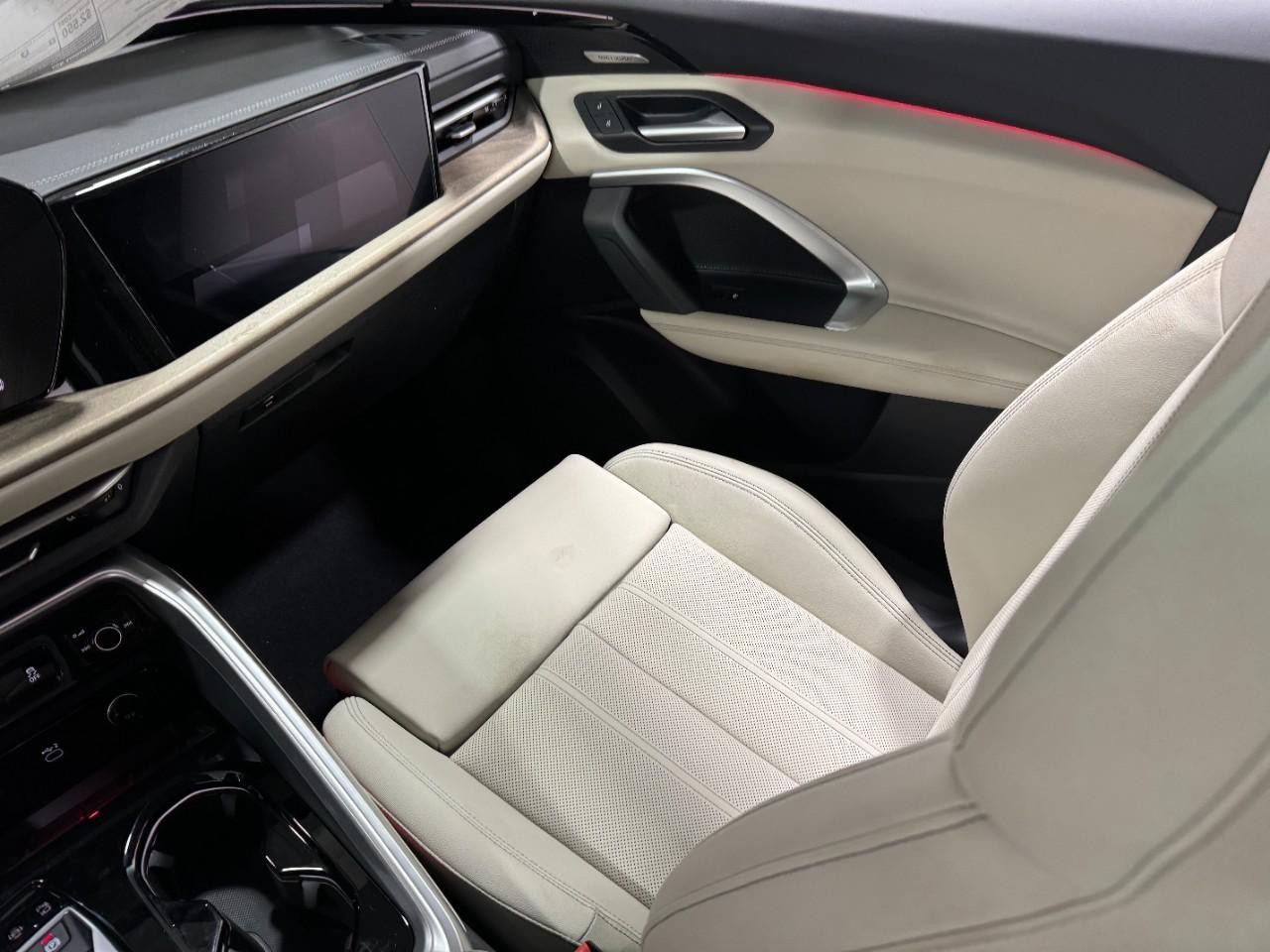 Audi Q5 Vehicle Full-screen Gallery Image 17