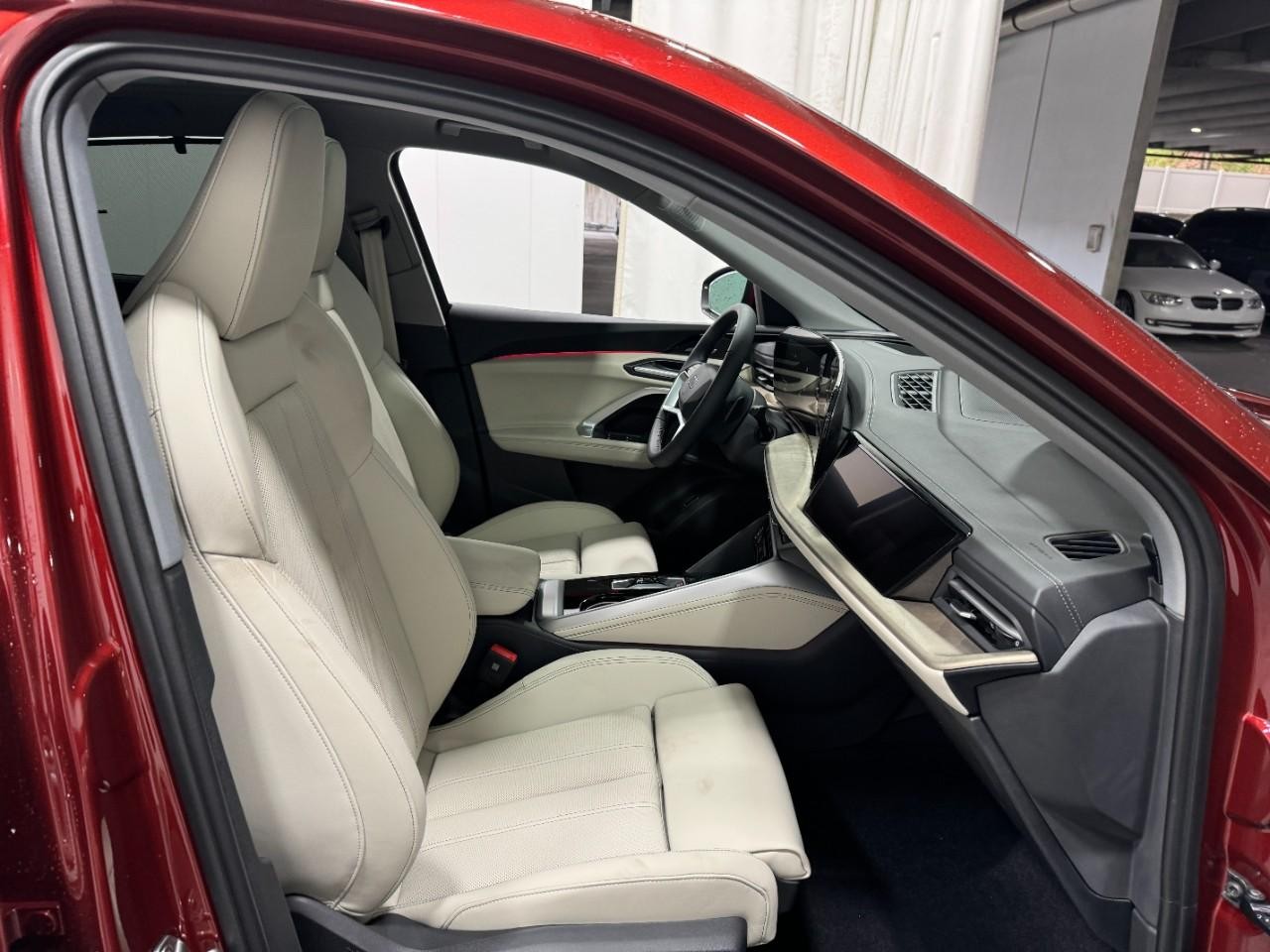 Audi Q5 Vehicle Full-screen Gallery Image 18