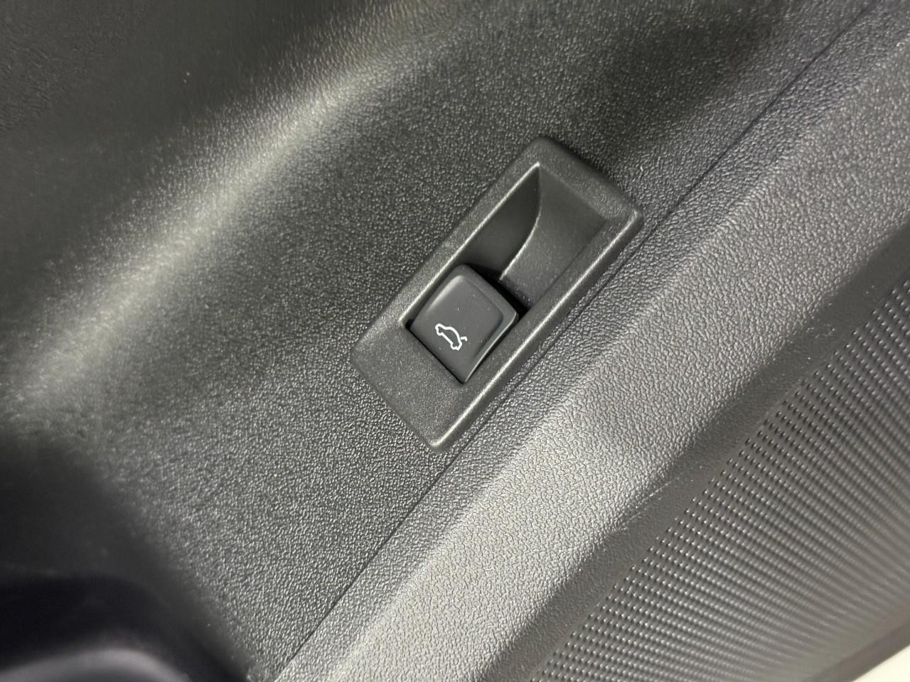 Audi Q5 Vehicle Full-screen Gallery Image 24