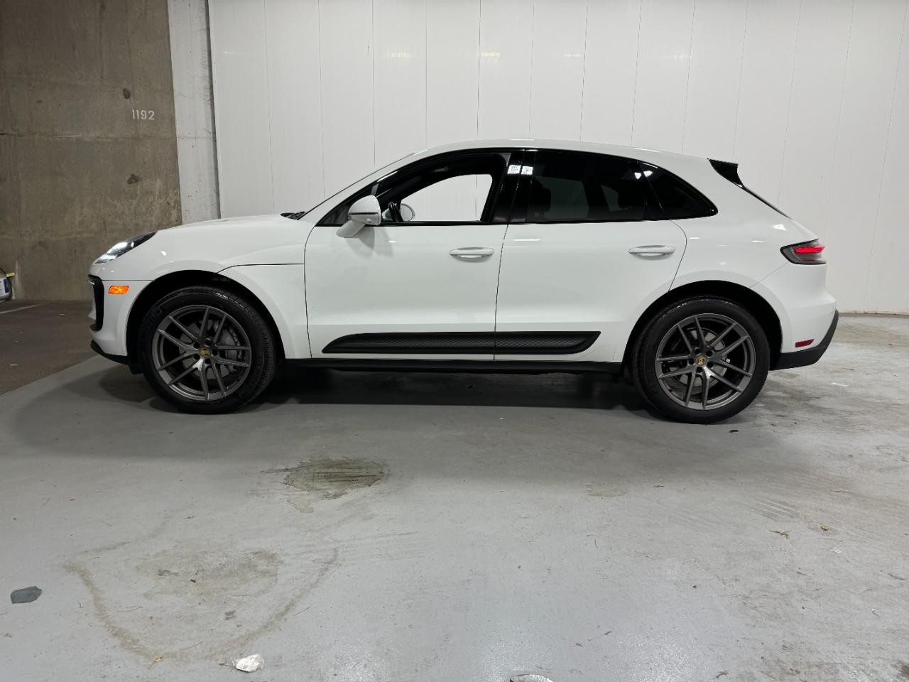 Porsche Macan Vehicle Full-screen Gallery Image 2