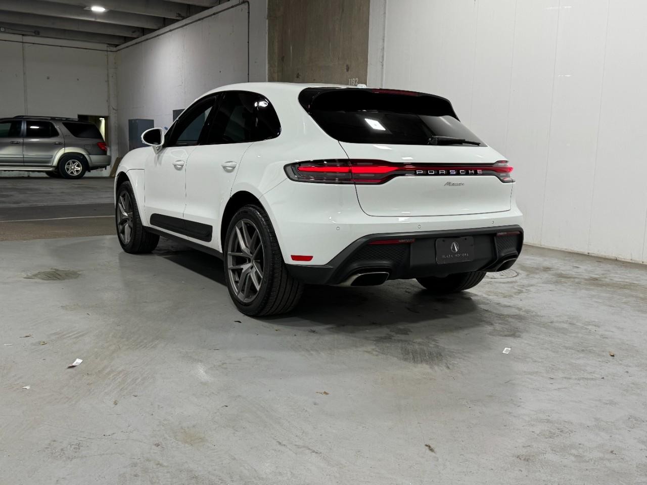 Porsche Macan Vehicle Full-screen Gallery Image 3