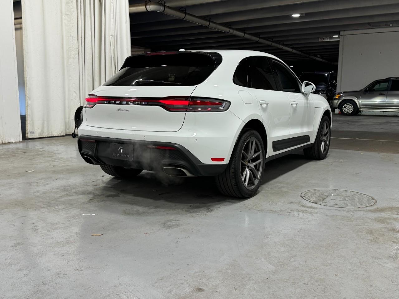 Porsche Macan Vehicle Full-screen Gallery Image 4