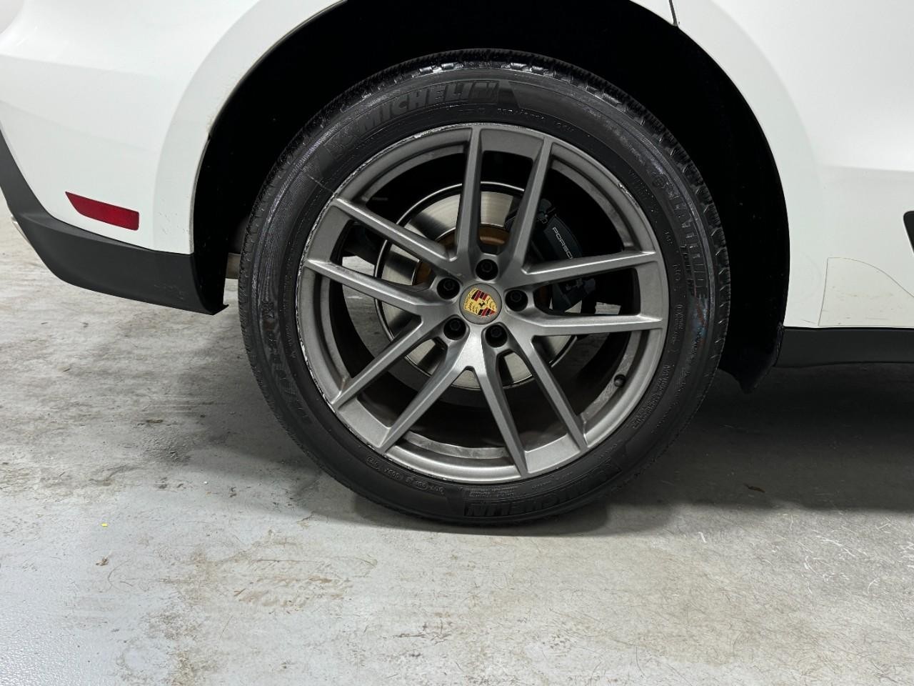 Porsche Macan Vehicle Full-screen Gallery Image 5