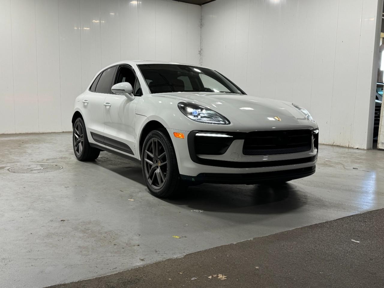 Porsche Macan Vehicle Full-screen Gallery Image 6