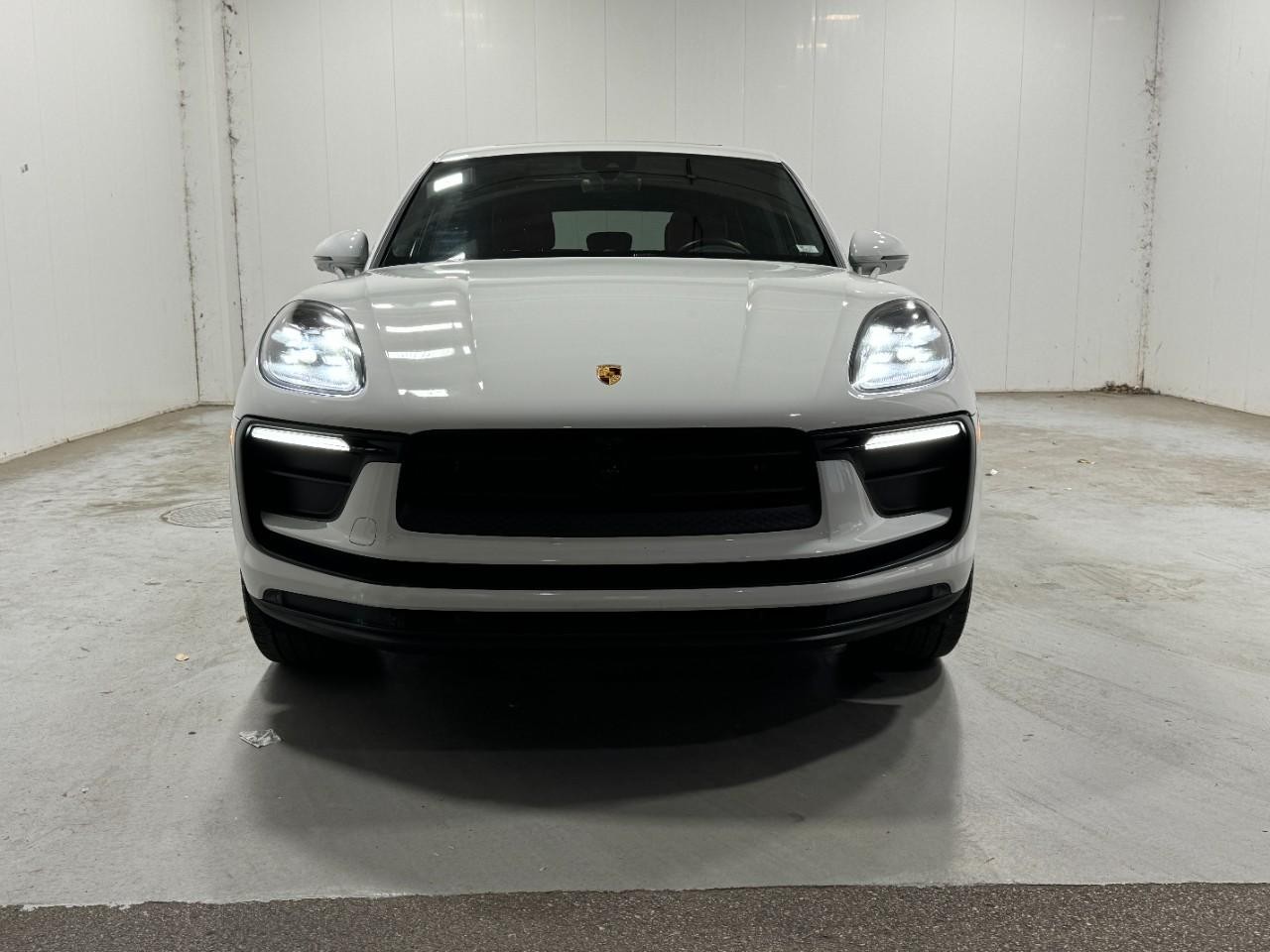 Porsche Macan Vehicle Full-screen Gallery Image 7