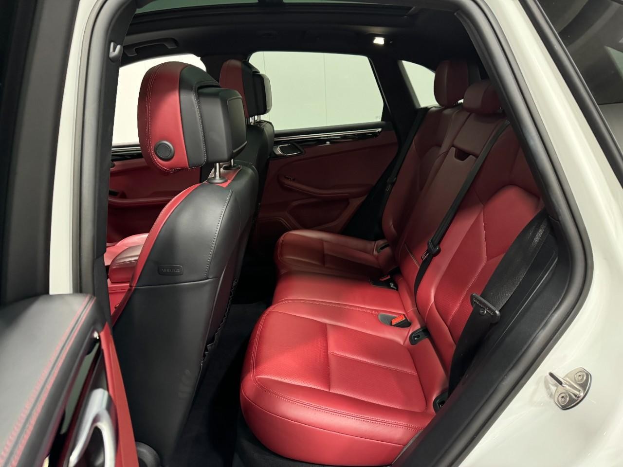 Porsche Macan Vehicle Full-screen Gallery Image 8