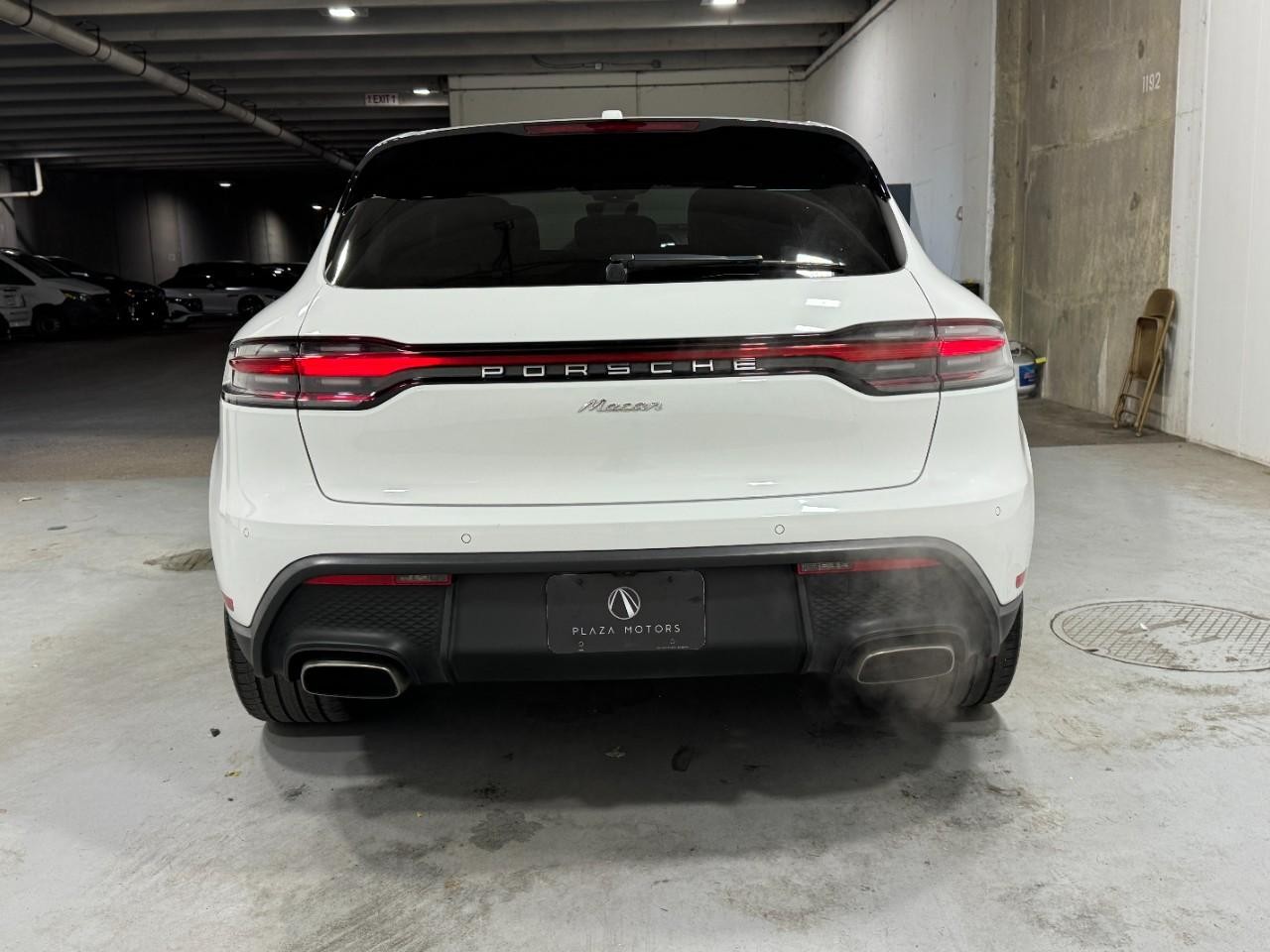 Porsche Macan Vehicle Full-screen Gallery Image 9