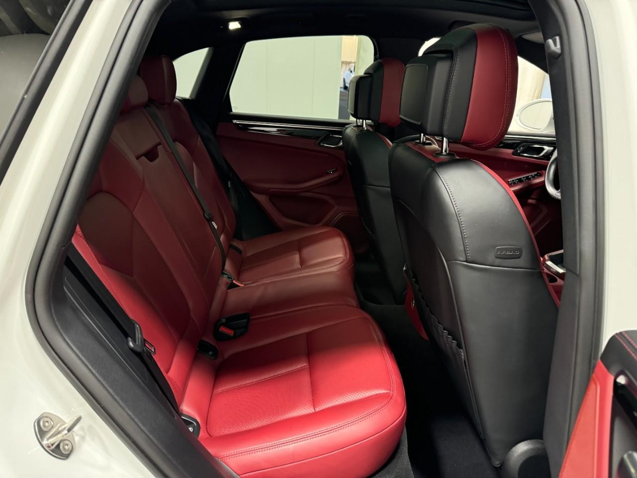 Porsche Macan Vehicle Full-screen Gallery Image 10