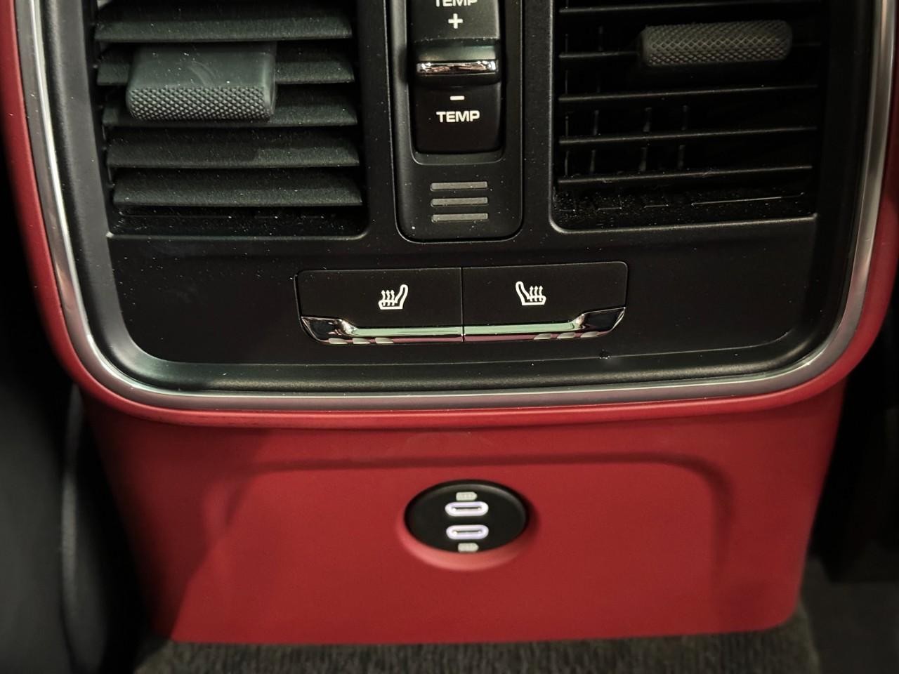 Porsche Macan Vehicle Full-screen Gallery Image 11