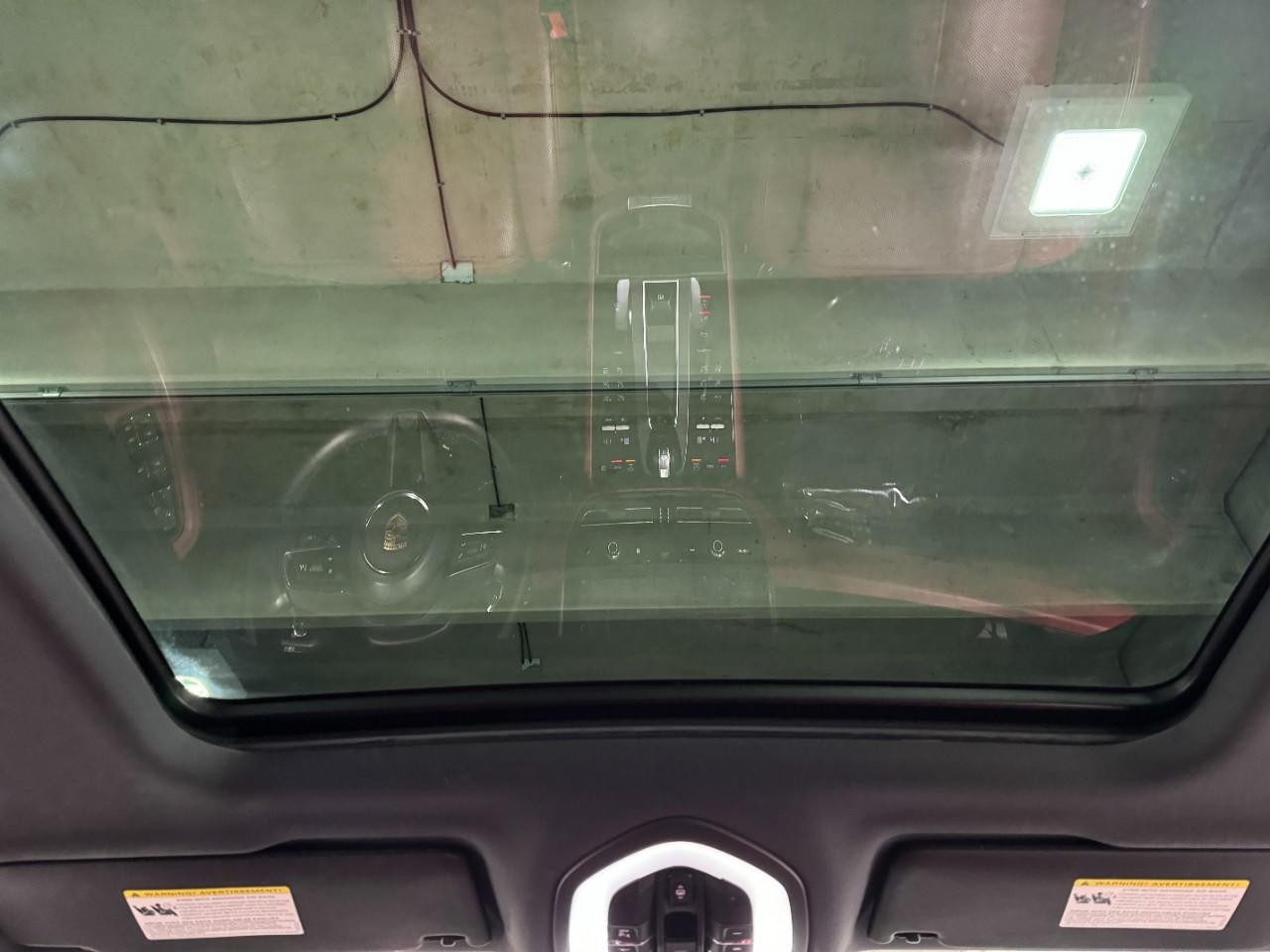 Porsche Macan Vehicle Full-screen Gallery Image 12