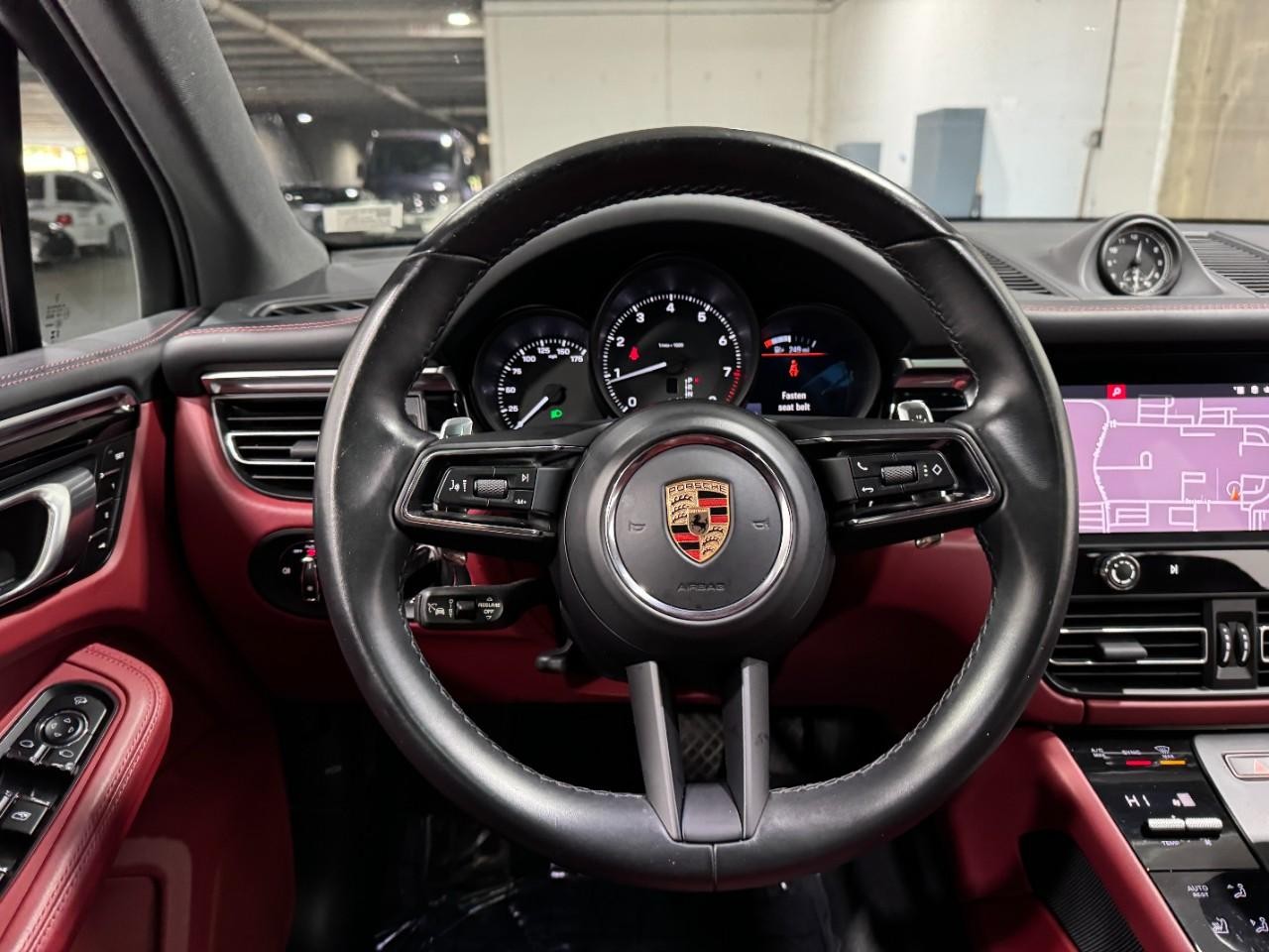 Porsche Macan Vehicle Full-screen Gallery Image 14