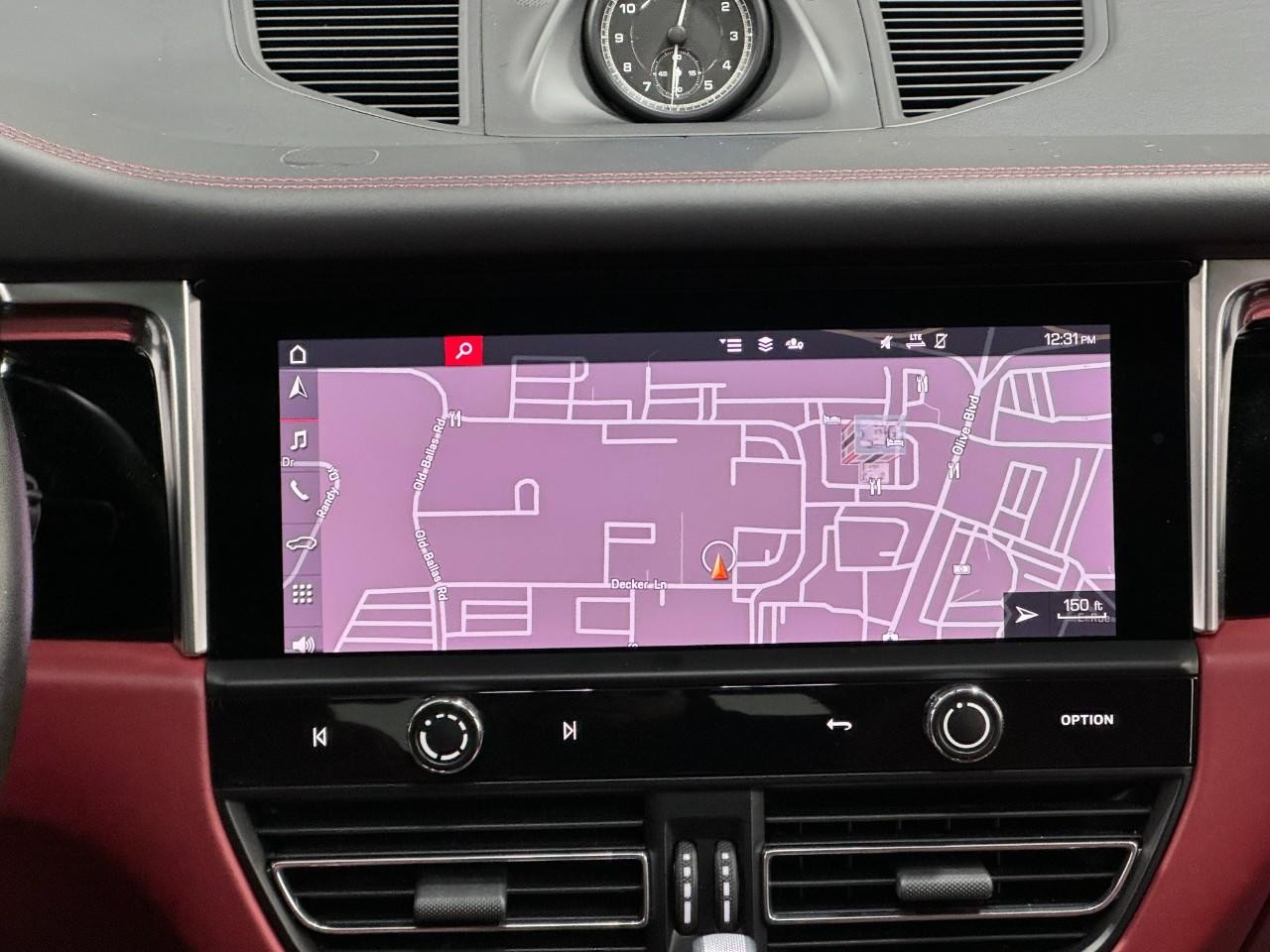 Porsche Macan Vehicle Full-screen Gallery Image 15