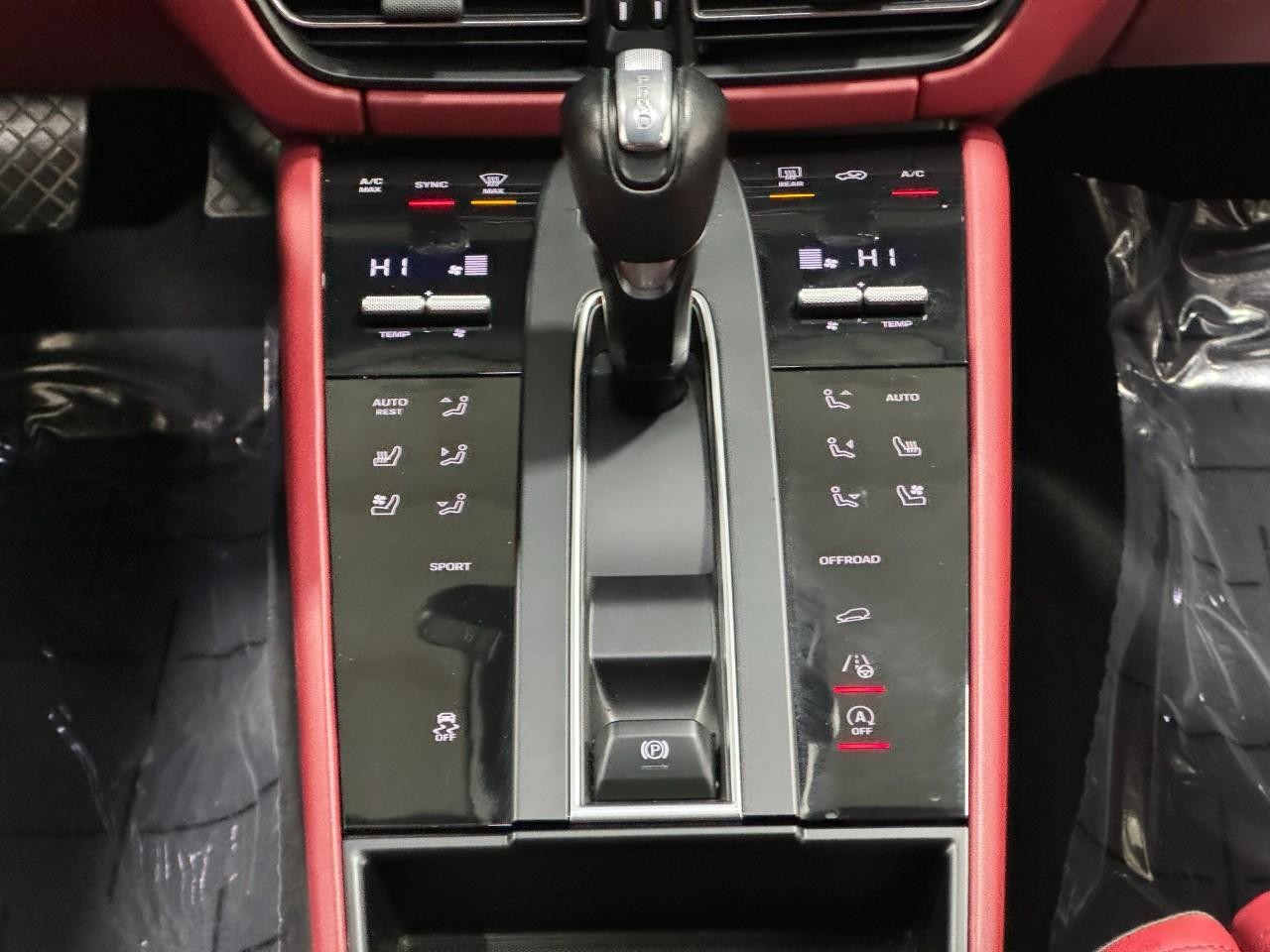 Porsche Macan Vehicle Full-screen Gallery Image 16