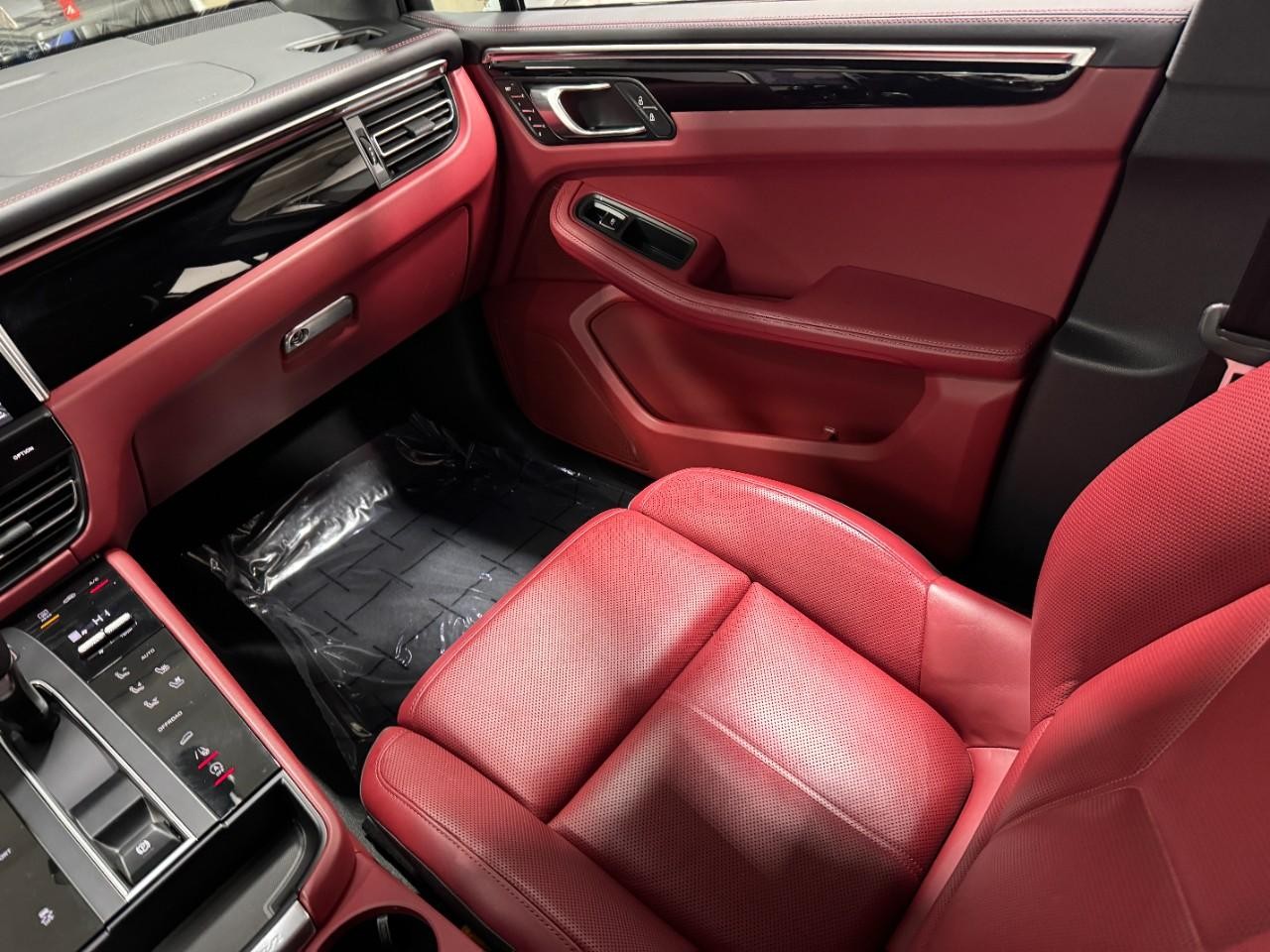 Porsche Macan Vehicle Full-screen Gallery Image 17