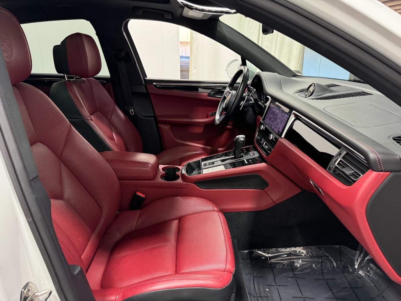 Porsche Macan Vehicle Full-screen Gallery Image 18