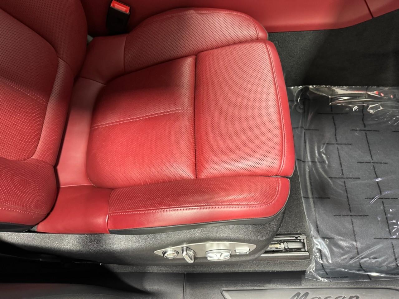 Porsche Macan Vehicle Full-screen Gallery Image 19