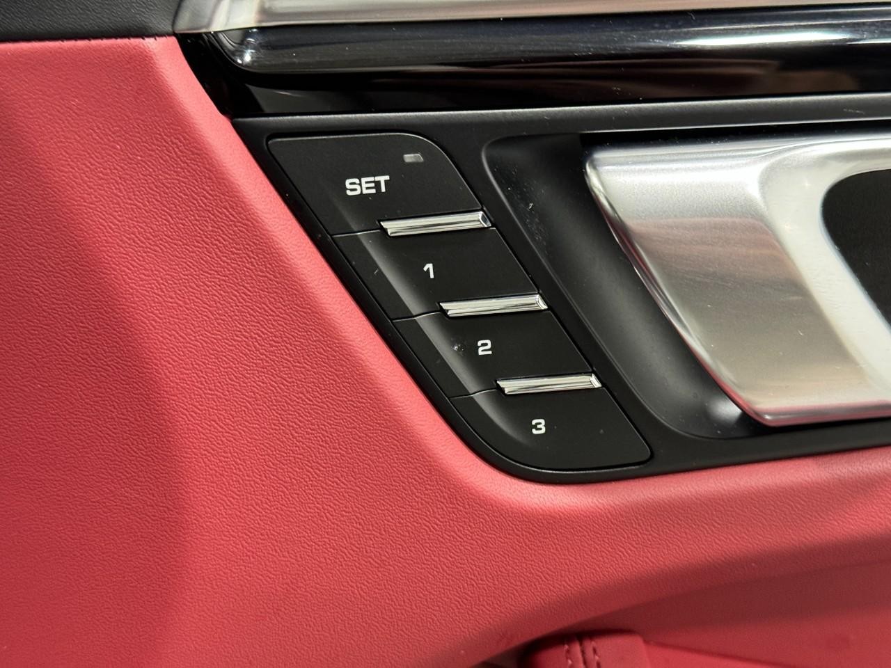 Porsche Macan Vehicle Full-screen Gallery Image 21