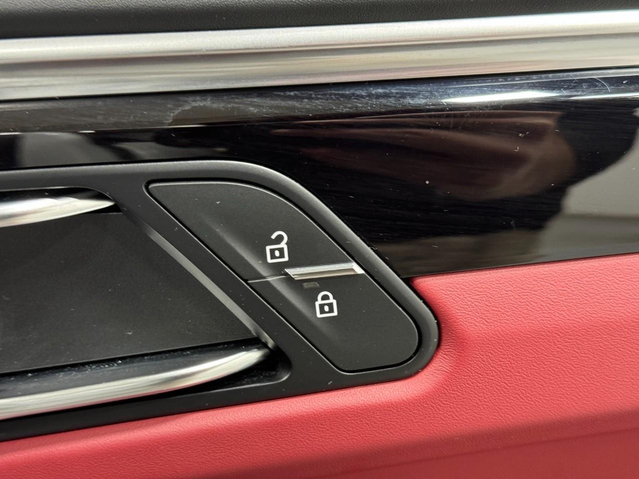 Porsche Macan Vehicle Full-screen Gallery Image 22