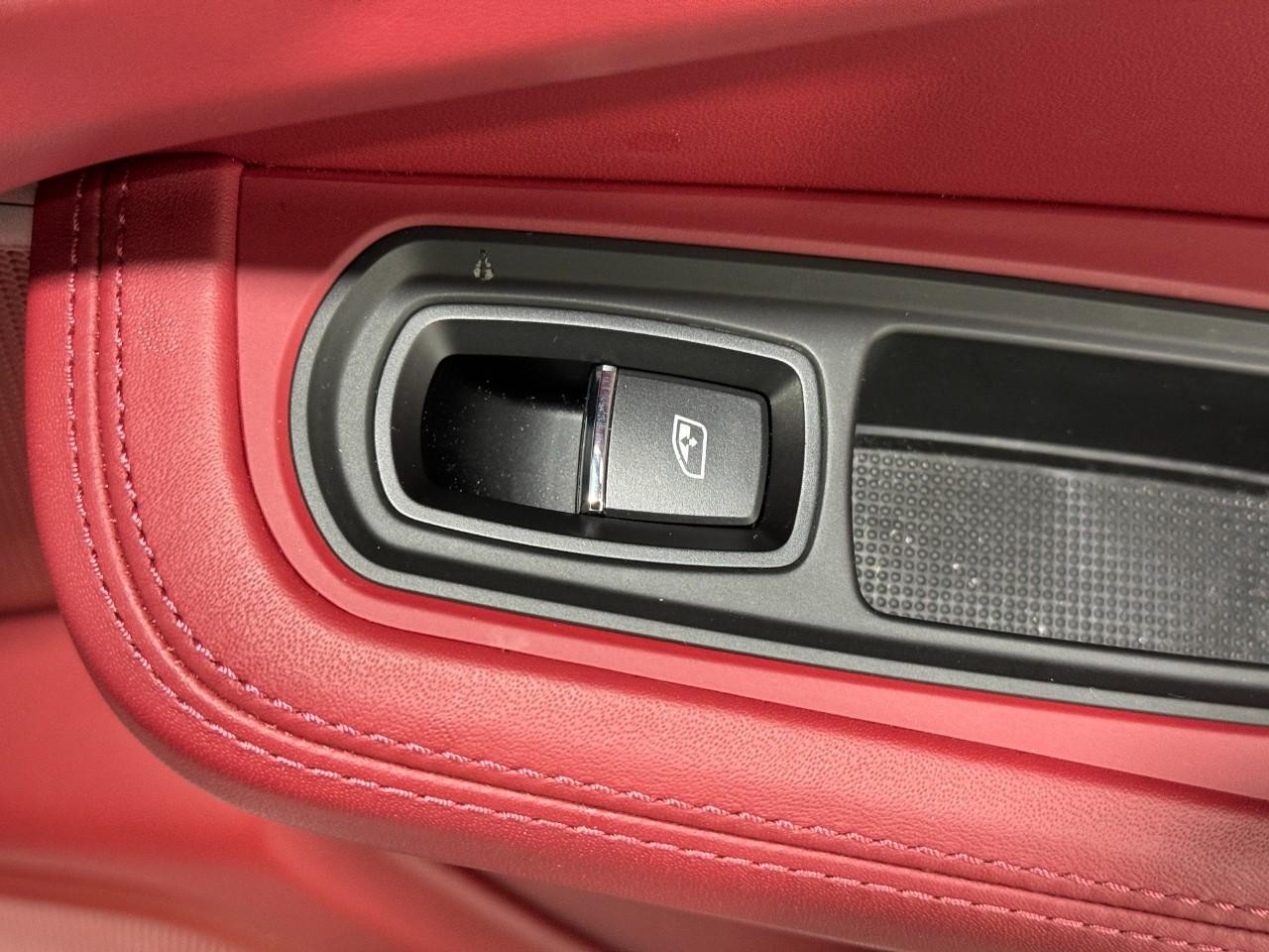 Porsche Macan Vehicle Full-screen Gallery Image 23