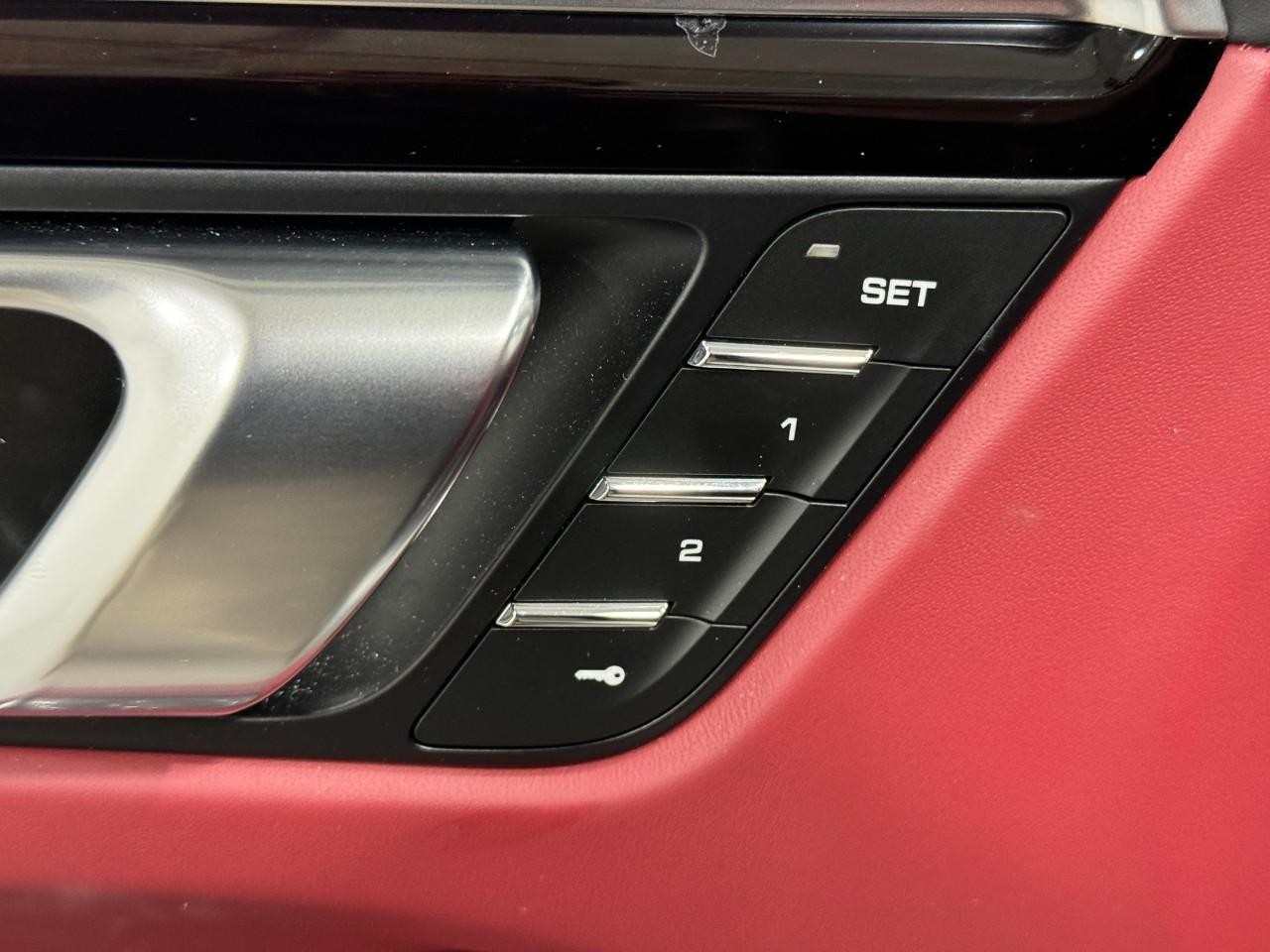 Porsche Macan Vehicle Full-screen Gallery Image 24